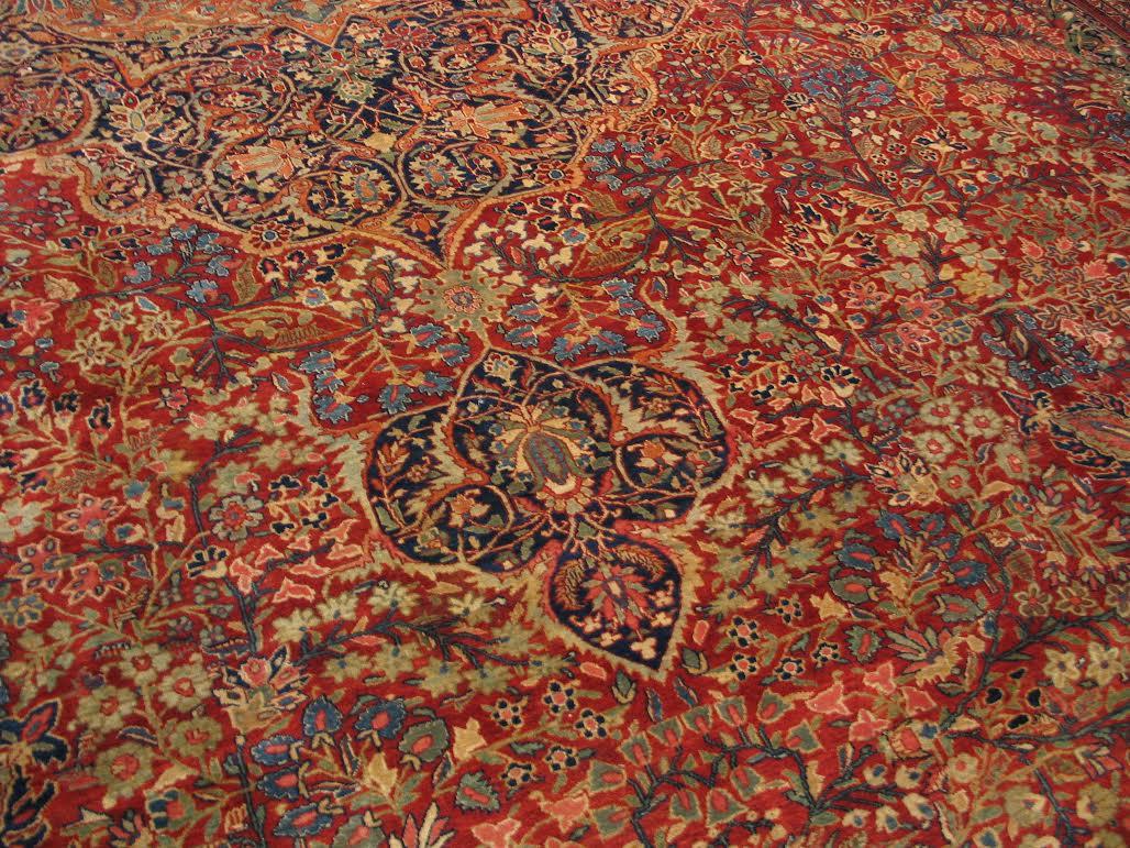 Sarouk Farahan antique de qualité muséale, datant des années 1880-1900, de dimensions exceptionnelles (16,10 x 26 pieds).

Les tapis persans Farahan Sarouk ont été tissés dans le village de Sarouk mais ces tapis ont reçu le nom de 