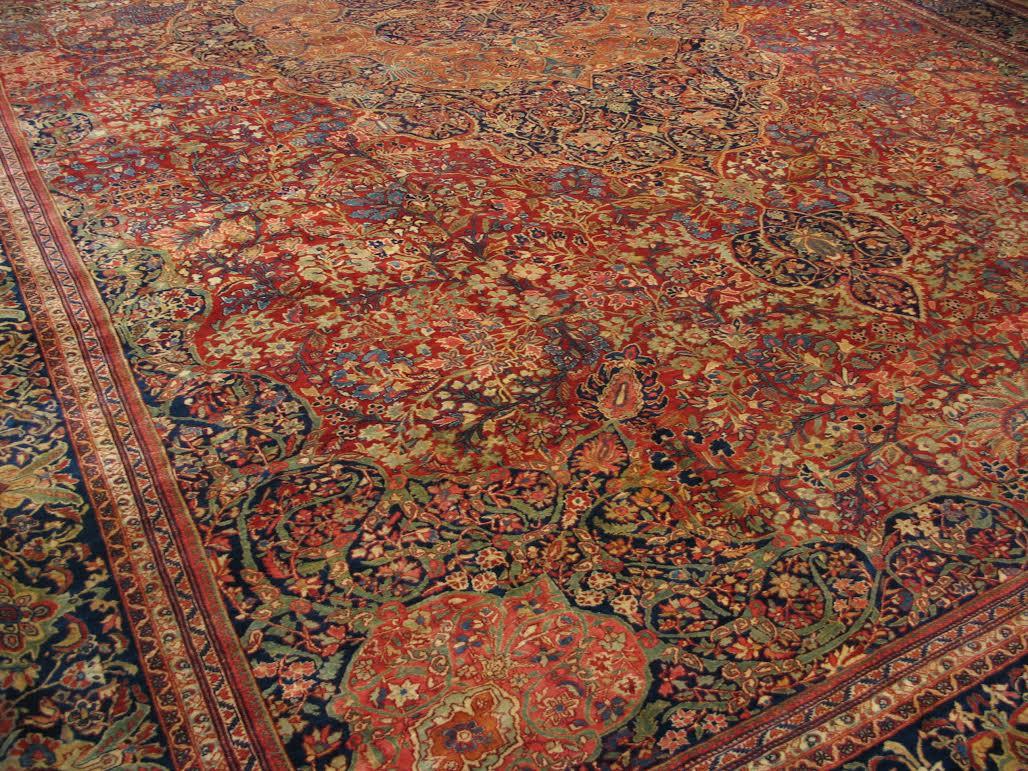 Antiker persischer roter Farahan-Sarouk-Teppich in Übergröße, um 1880-1900 (Sarouk Farahan) im Angebot