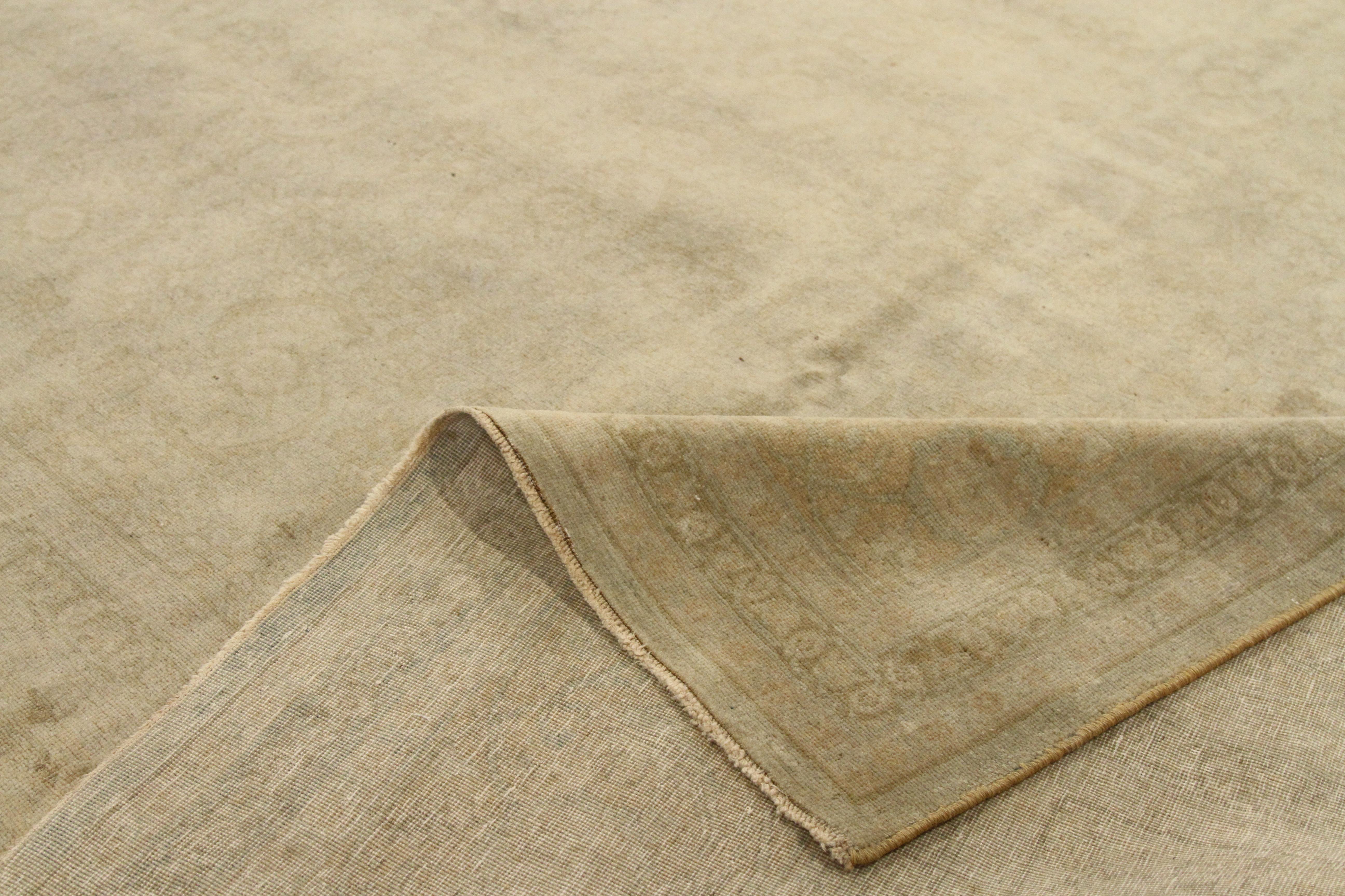 Antiker übergroßer persischer Teppich in Täbris-Design (Persisch) im Angebot