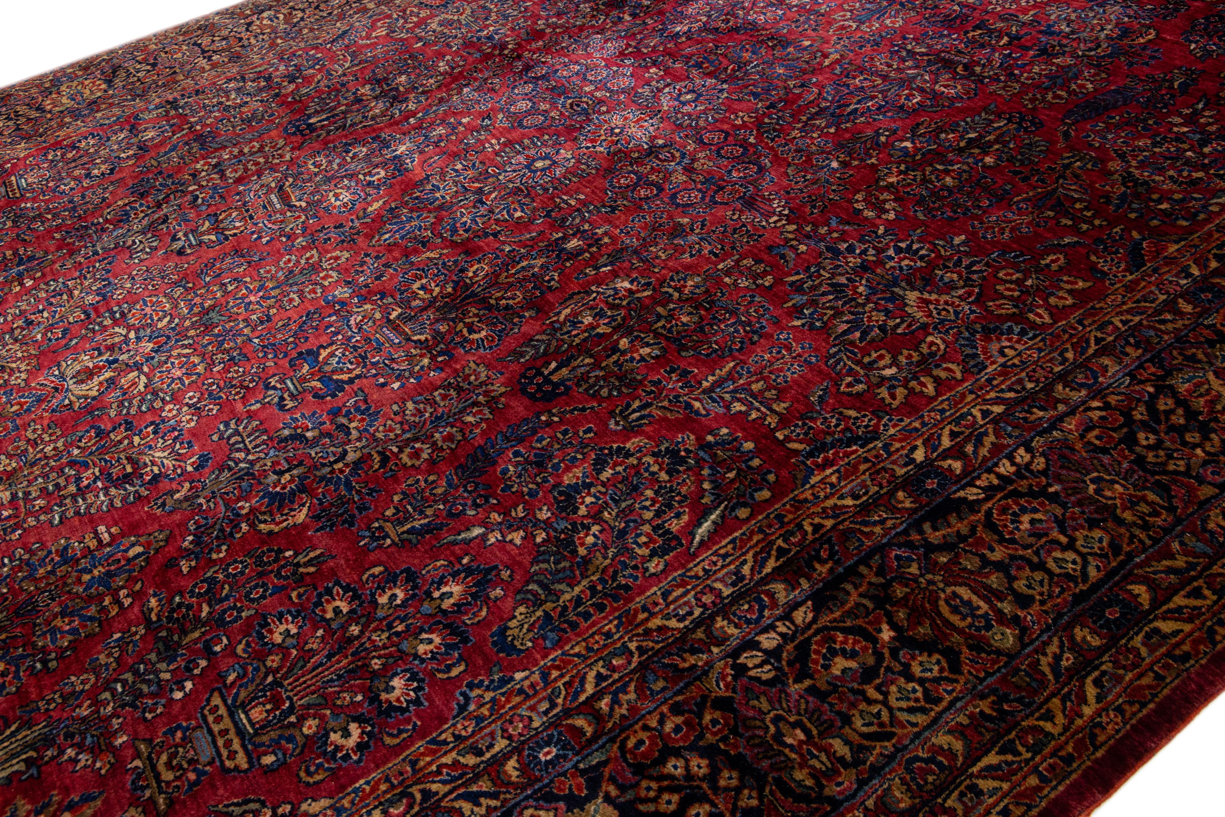 Antiker persischer Sarouk-Wollteppich in Übergröße mit klassischem, geblümtem Design in Rot (Sarouk Farahan) im Angebot