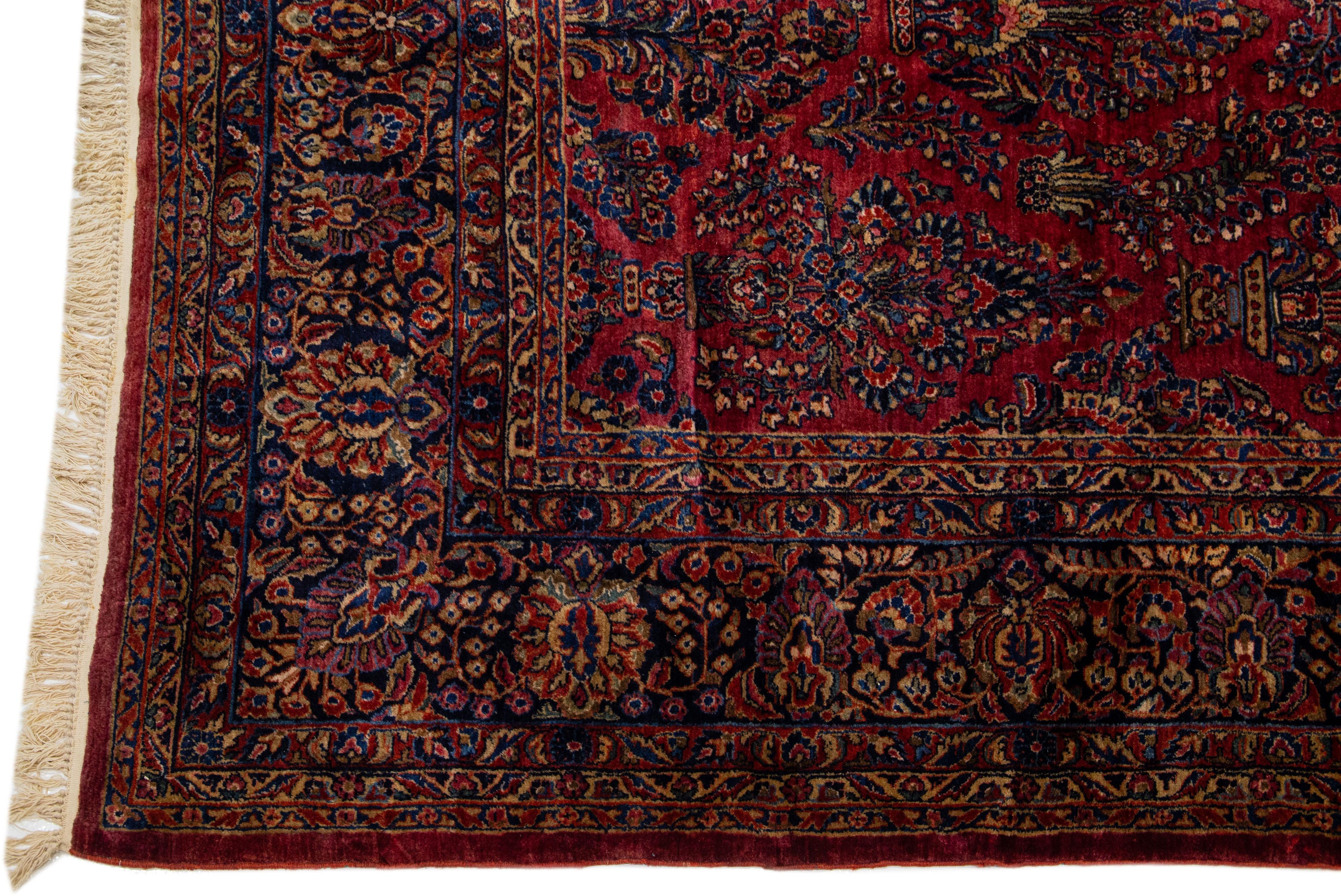 Antiker persischer Sarouk-Wollteppich in Übergröße mit klassischem, geblümtem Design in Rot (Handgeknüpft) im Angebot