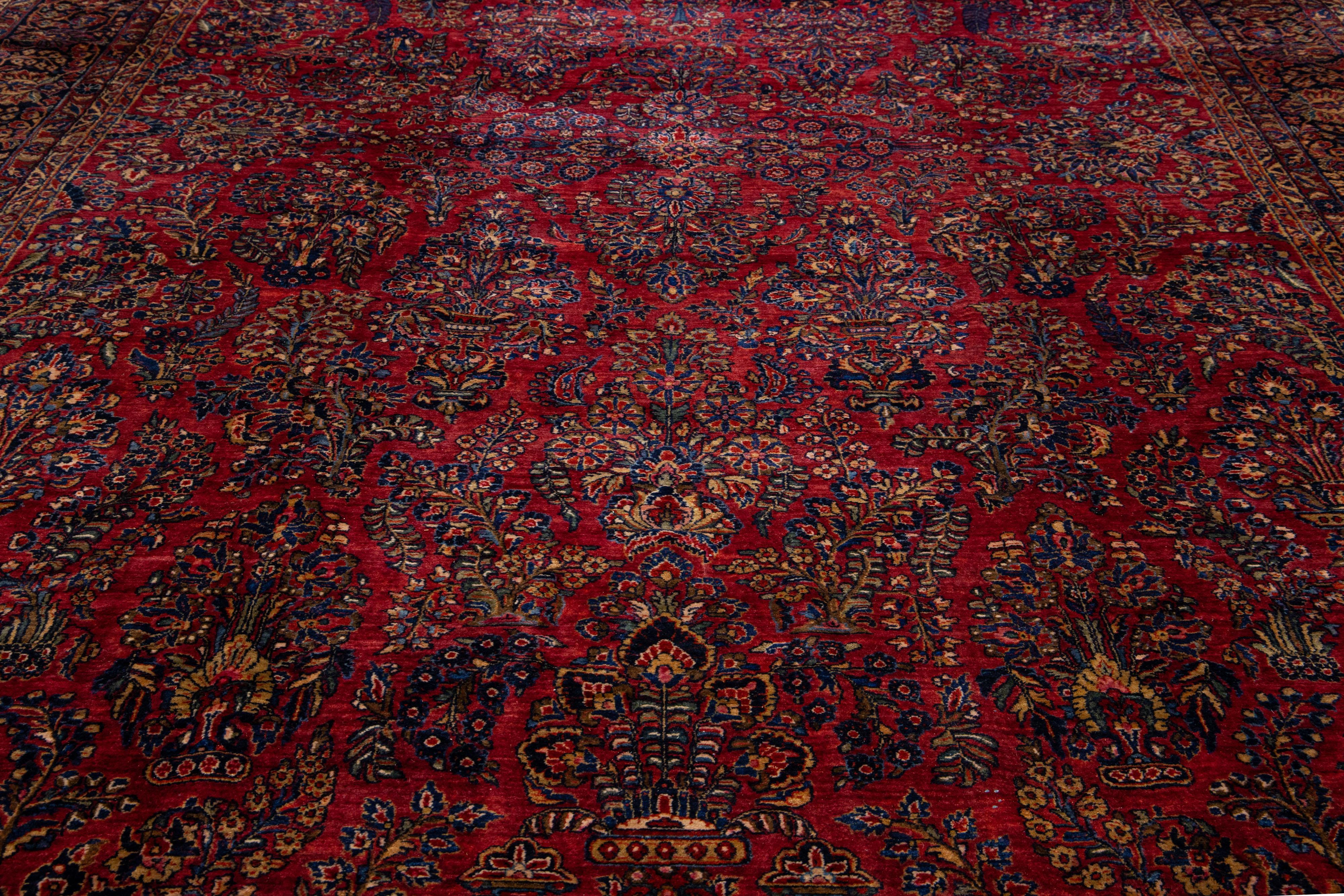 Antiker persischer Sarouk-Wollteppich in Übergröße mit klassischem, geblümtem Design in Rot im Zustand „Hervorragend“ im Angebot in Norwalk, CT