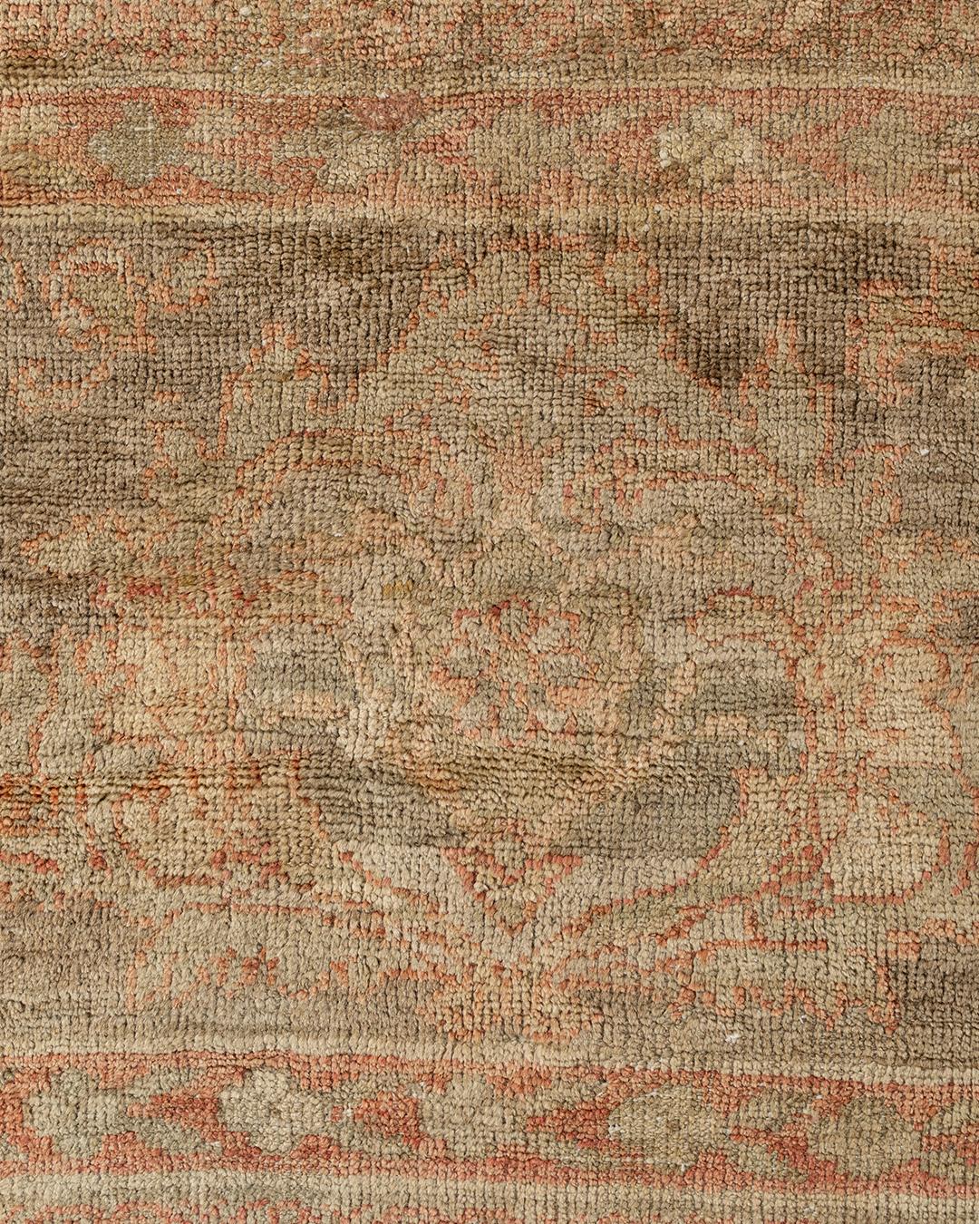 14'6 x 25'. En la provincia de Arak (actual Markazi), en el centro-oeste de Persia, la ciudad de Sultanabad (y los pueblos de los alrededores) es justamente famosa por las grandes alfombras de colores claros y atrevidos dibujos tejidas en el periodo