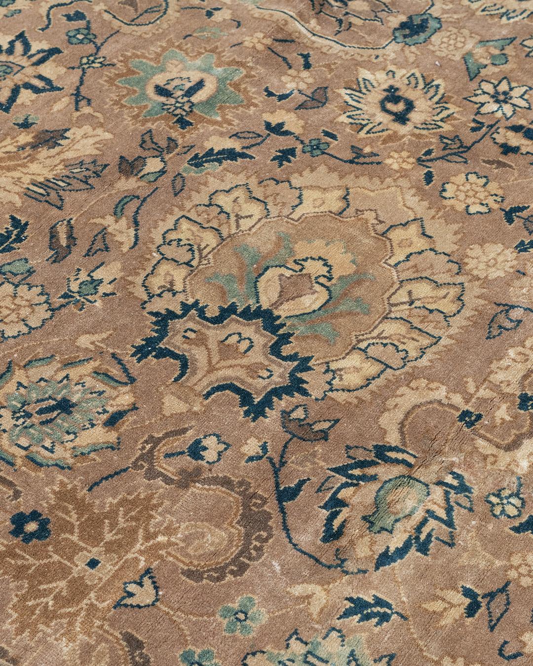 Antiker übergroßer Tan Indo Kirman Teppich, 14'7 x 23'9 im Zustand „Gut“ im Angebot in New York, NY