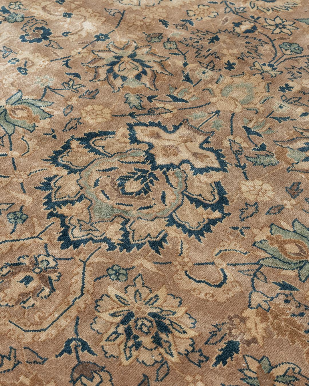 Antiker übergroßer Tan Indo Kirman Teppich, 14'7 x 23'9 (20. Jahrhundert) im Angebot