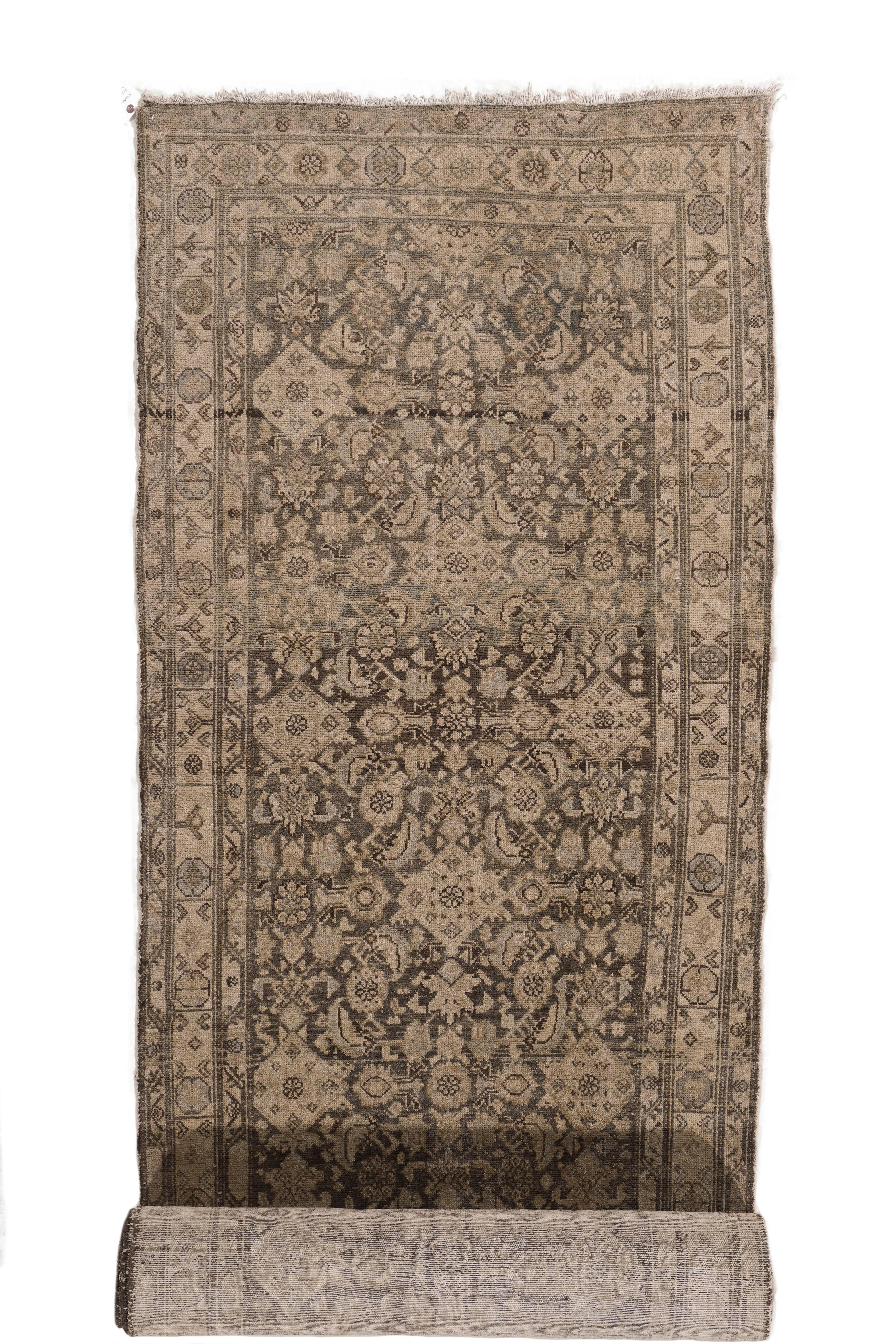 Antiker handgeknüpfter persischer Malayer-Läufer in Übergröße in Taupe Subdued, 3'4 X 27'7 (Persisch) im Angebot