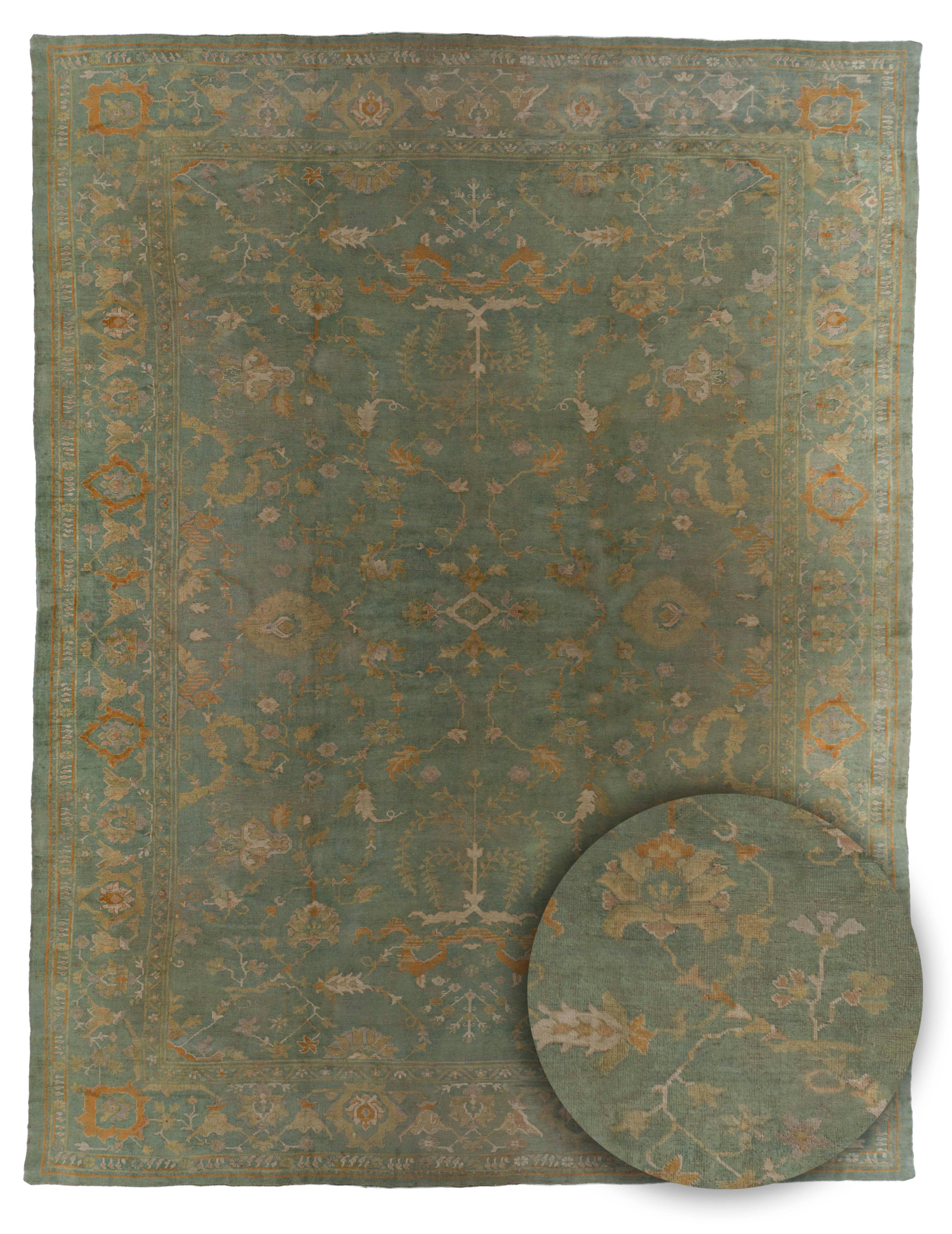 Antiker türkischer Oushak-Teppich. Größe:14'4 x 19'.  Dieser wunderschöne antike Oushak-Teppich hat wunderbare Farben in Grün/Ocker/Elfenbein/Grau/Olive/Hellbeige/Gold. Die floralen Muster bedecken das Hauptfeld und die Umrandung und sorgen so für