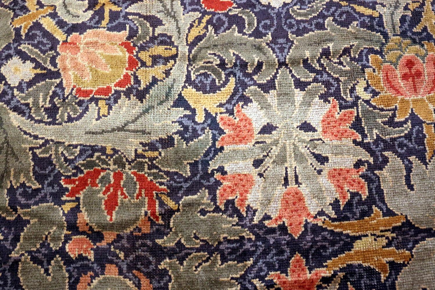 Magnifique et rare grand tapis antique Arts & Crafts William Morris Design, pays d'origine / type de tapis : Tapis irlandais, circa date : Fin du 19ème siècle. Taille : 19 ft x 30 ft (5,79 m x 9,14 m)


