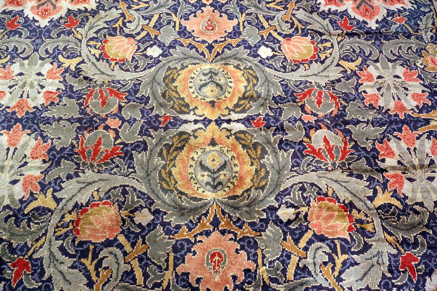 Noué à la main Antique tapis Arts & Crafts William Morris Design. Taille : 19 ft x 30 ft en vente