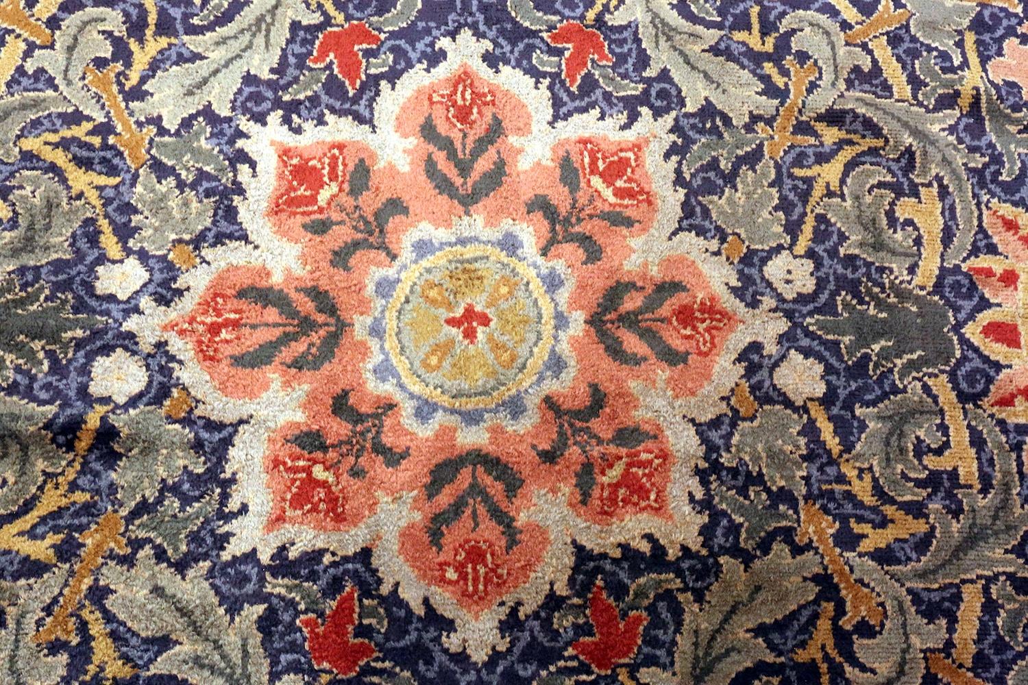 Antique Arts & Crafts William Morris Design Rug. Size: 19 ft x 30 ft In Excellent Condition For Sale In New York, NY