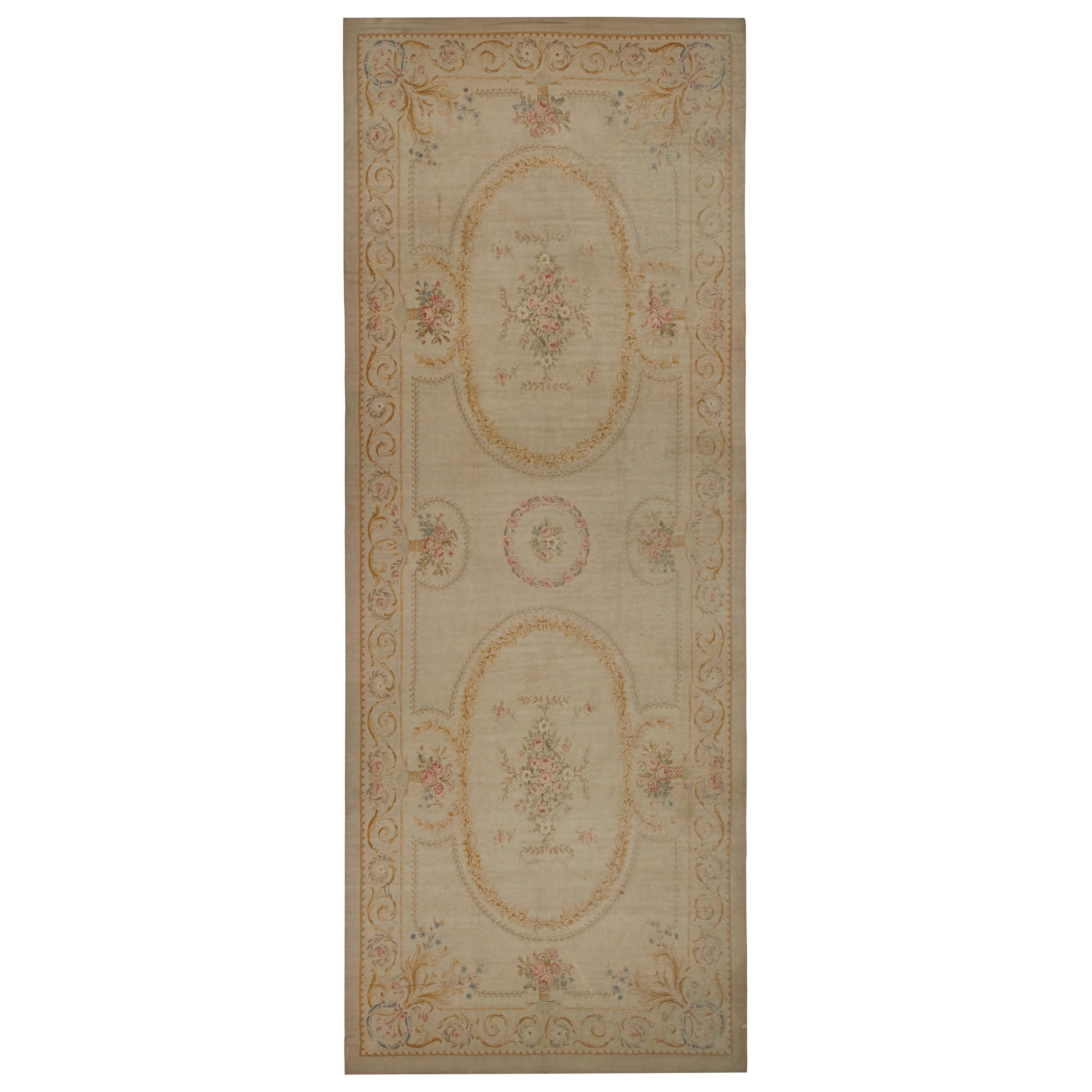 Tapis de couloir surdimensionné Aubusson ancien en taupe en vente