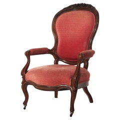 Antique fauteuil surdimensionné en noyer sculpté avec des éléments floraux sculptés C1890