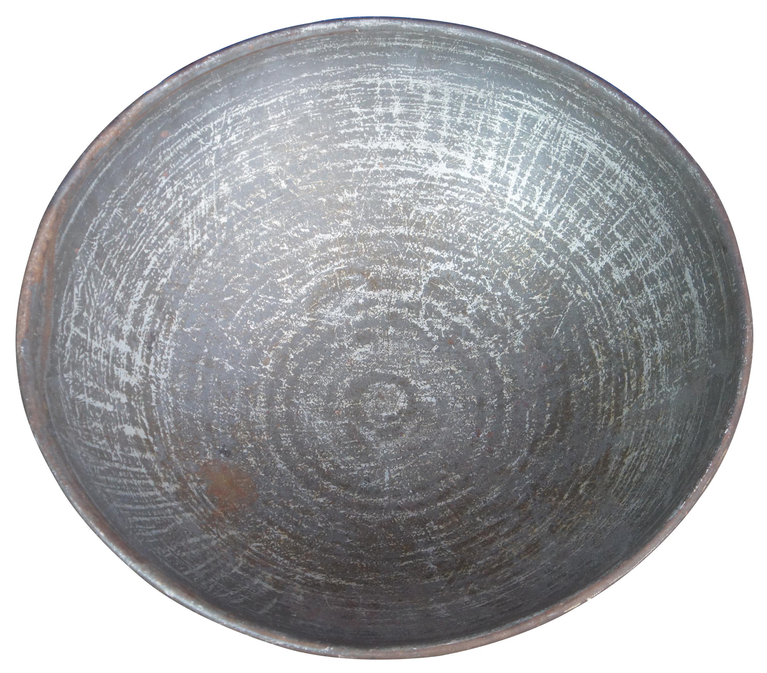 Large antique copper centerpiece bowl. Measure: 31