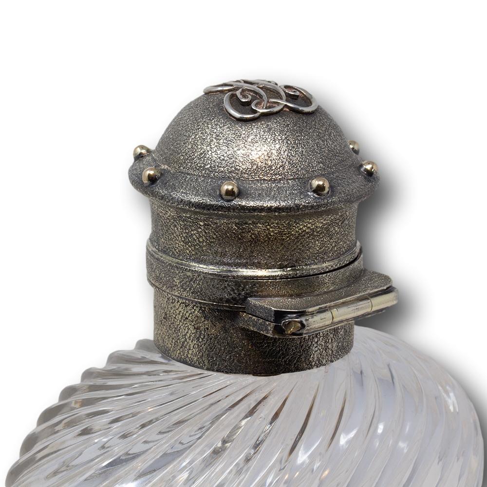 Antigua petaca inglesa sobredimensionada de vidrio y plata Wrythen en venta 4