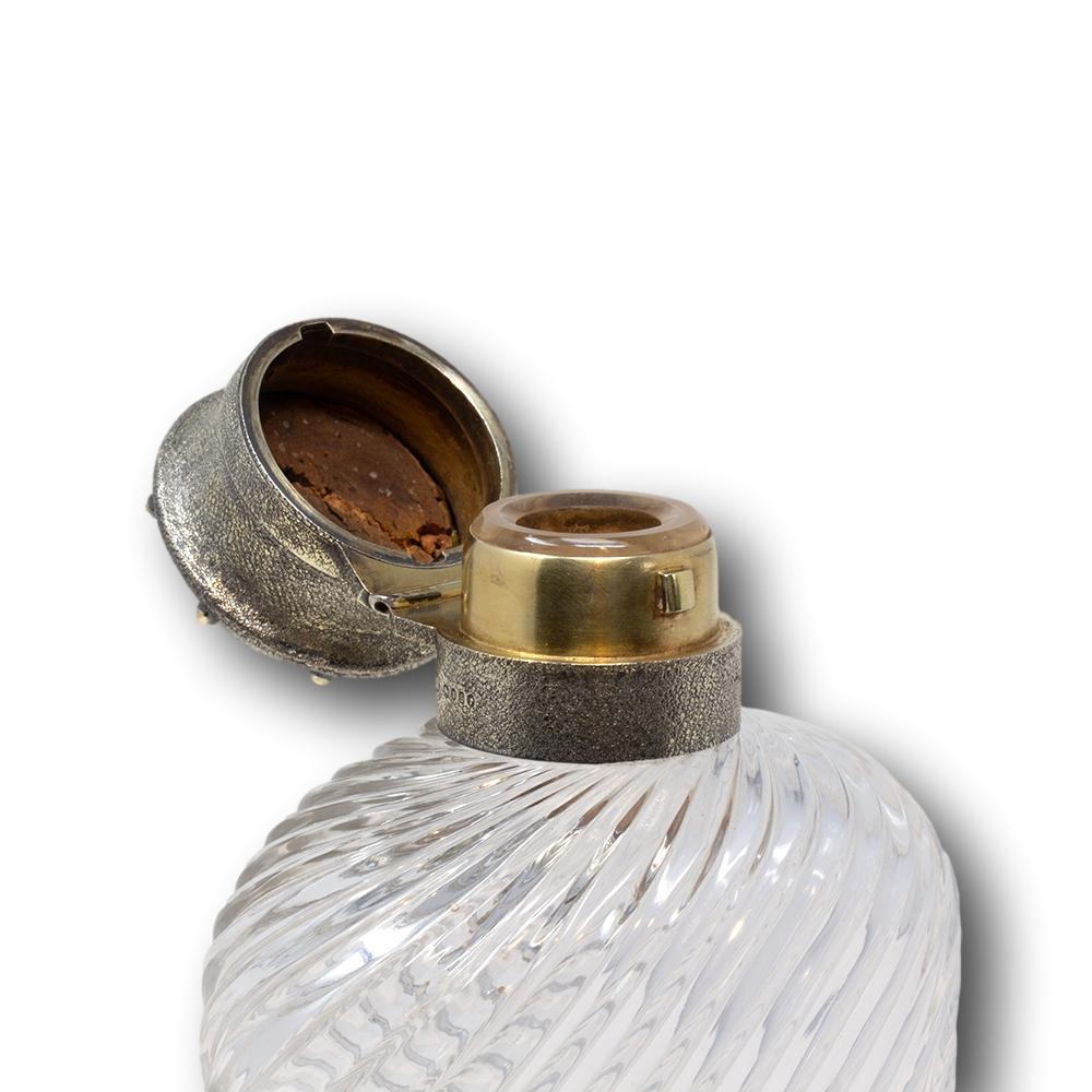 Antigua petaca inglesa sobredimensionada de vidrio y plata Wrythen en venta 6