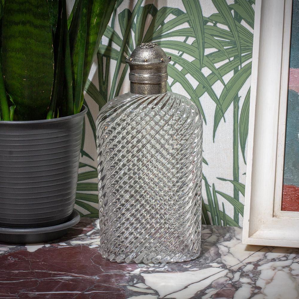 Montado en plata de ley

De nuestra colección de Cristalería, nos complace presentar al mercado este Frasco Wrythen sobredimensionado de cristal y plata. Petaca de cristal y plata de gran tamaño bellamente formada con un cuerpo exterior de cristal