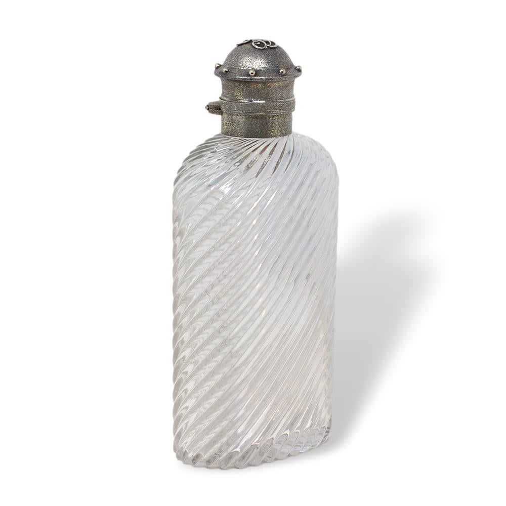 Antigua petaca inglesa sobredimensionada de vidrio y plata Wrythen Alto victoriano en venta