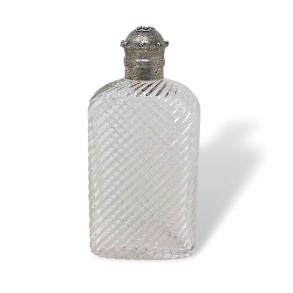 Antigua petaca inglesa sobredimensionada de vidrio y plata Wrythen Inglés en venta