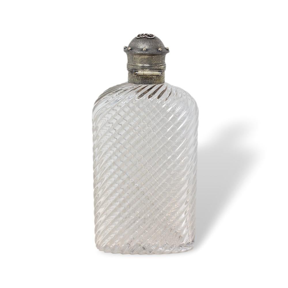 Antigua petaca inglesa sobredimensionada de vidrio y plata Wrythen Silver en venta