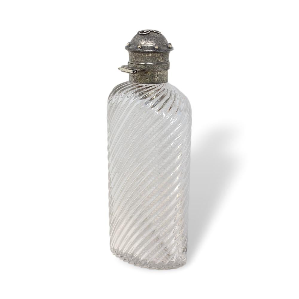 Antigua petaca inglesa sobredimensionada de vidrio y plata Wrythen en venta 1