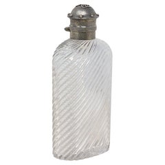 Antigua petaca inglesa sobredimensionada de vidrio y plata Wrythen