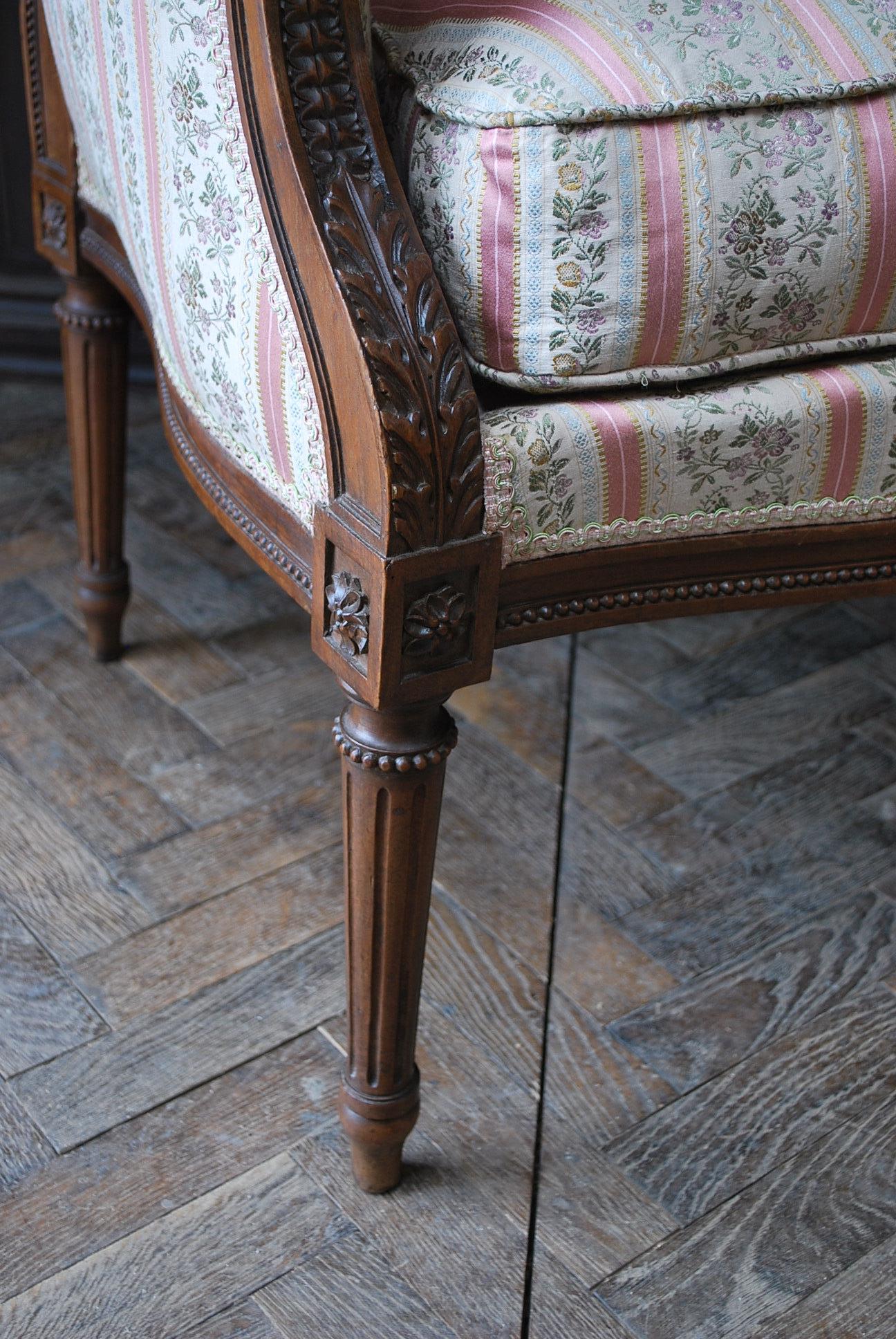 Hutton-Clarke Antiques a le plaisir de présenter un captivant fauteuil français ancien surdimensionné, datant d'environ 1880. Cette pièce remarquable affiche des proportions généreuses et accueillantes, ce qui renforce son charme général. Le tissu