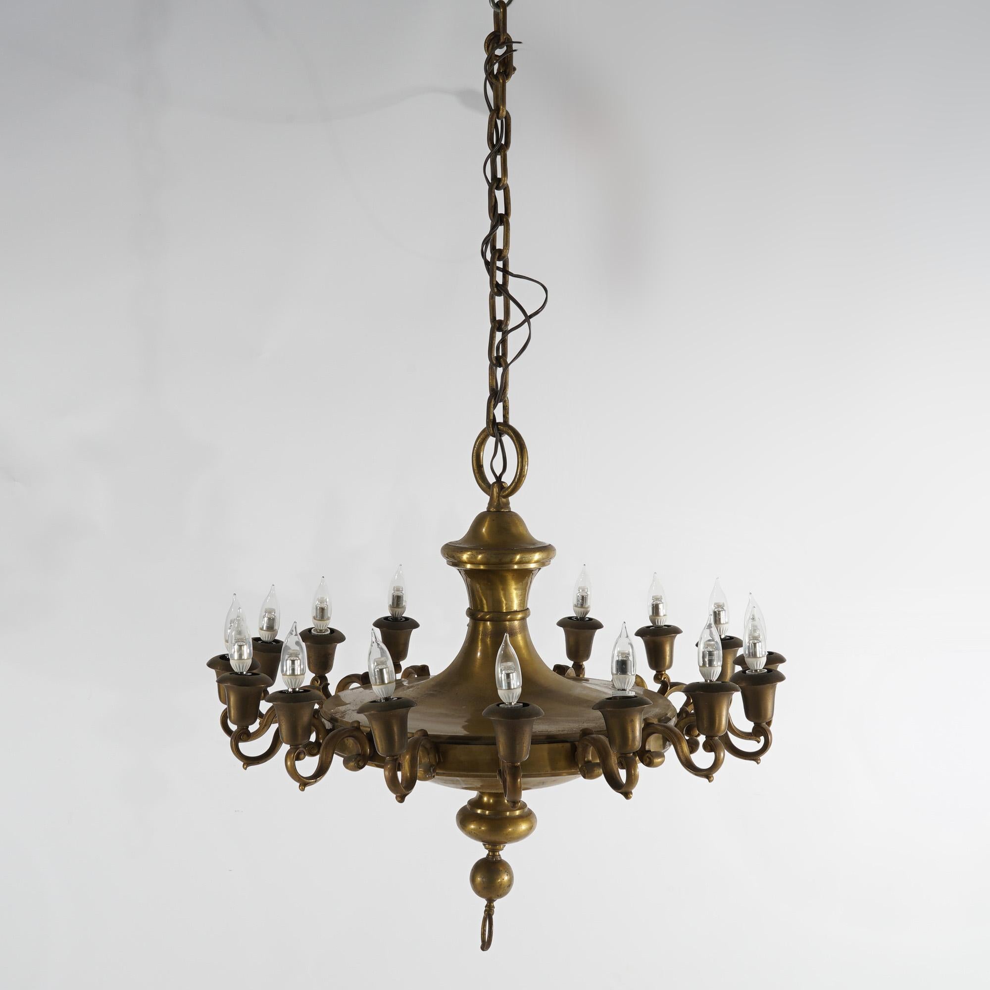 Lustre de style Empire en laiton avec seize bras en forme de volutes terminés par des lumières, éléments ébonisés, vers 1930.

Mesures - 53 