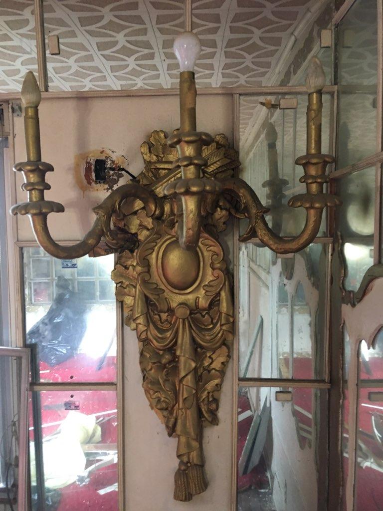 Antique Oversized Neoclassical Style Wall Sconces - Pair Latón en venta