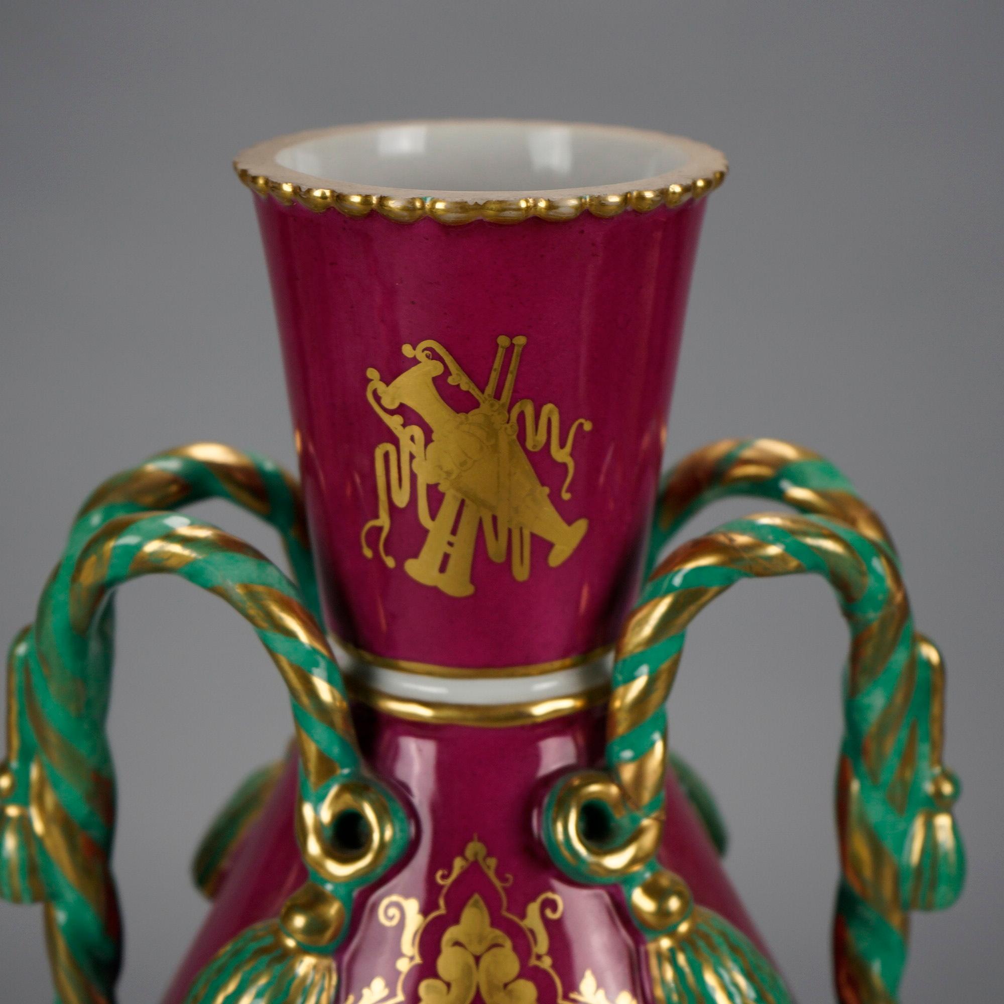Porcelaine Vase ancien surdimensionné en porcelaine de genre de Paris avec pompons et poignées, 19ème siècle en vente
