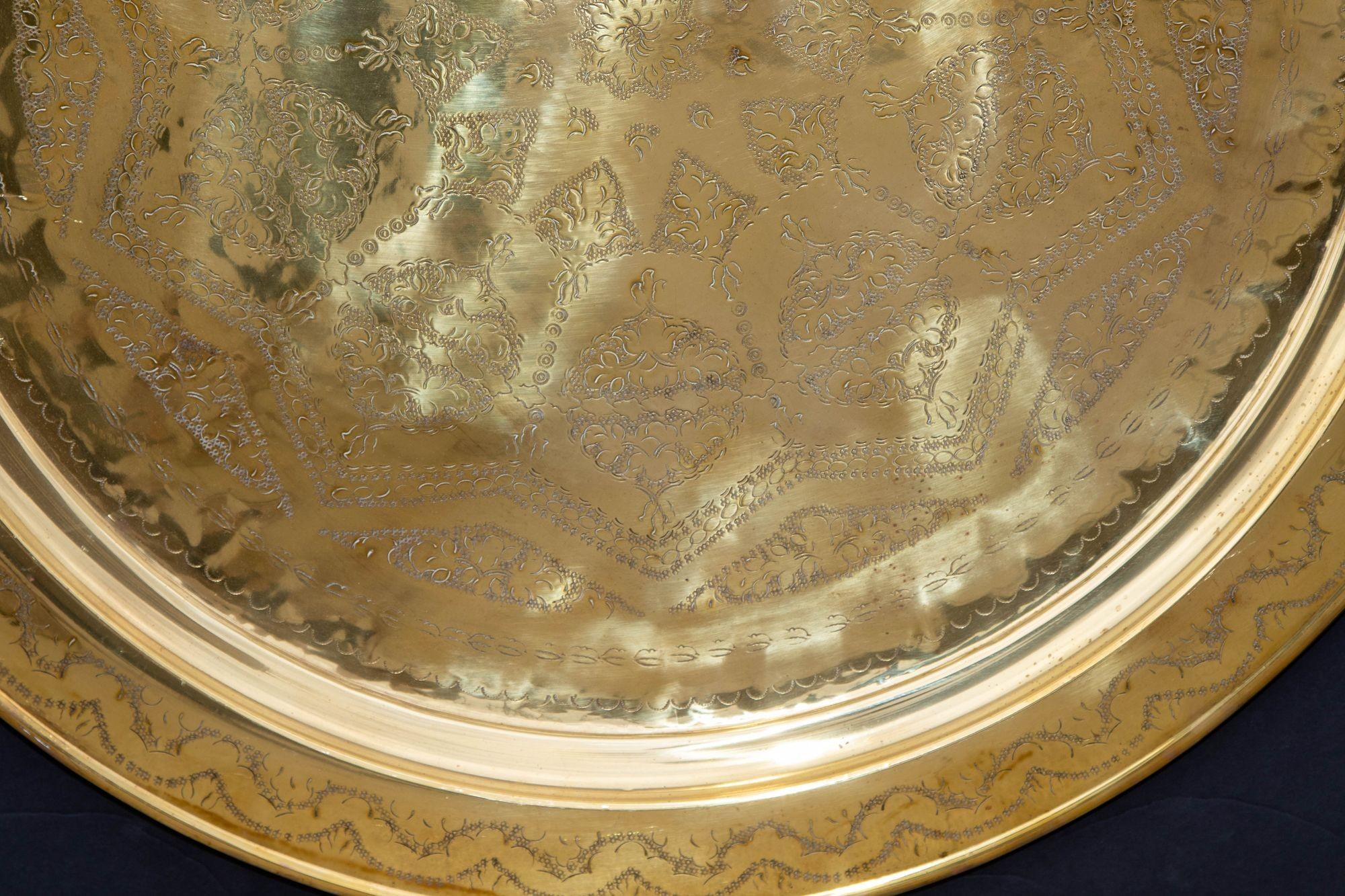 Antique Oversized Round Moroccan Polished Brass Tray Platter 19th C. In Good Condition For Sale In North Hollywood, CA