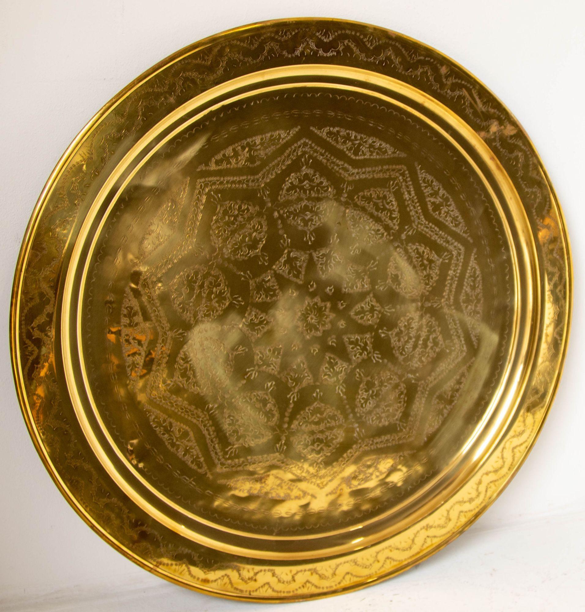 XIXe siècle Antique Oversized Round Moroccan Polished Brass Tray Platter 19th C. en vente