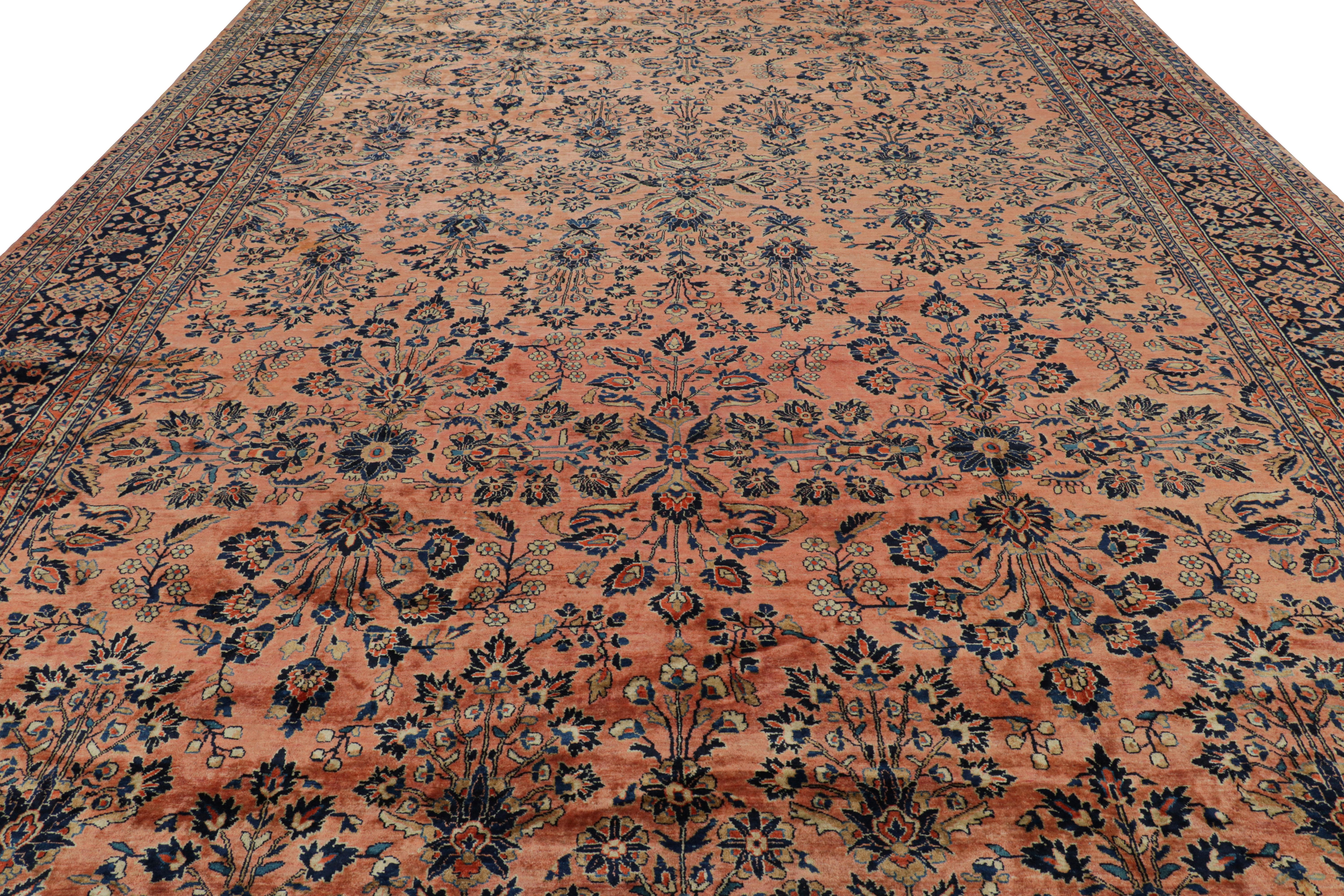 Dieser 12x21 große, antike persische Sarouk-Teppich aus der Zeit um 1920-1930 ist ein handgeknüpftes Meisterwerk aus einer der begehrtesten Knüpftraditionen persischer Stadtteppiche mit komplizierten Blumenmustern. 

Über das Design: 

Dieses Stück
