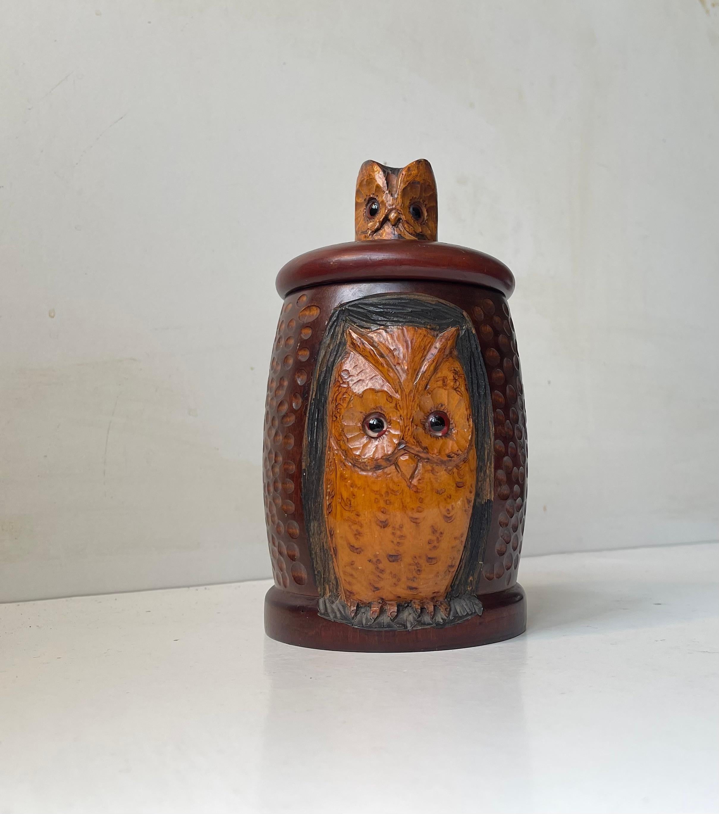 Antique Owl Tea Caddy in Hand-carved & stained Oak In Good Condition For Sale In Esbjerg, DK