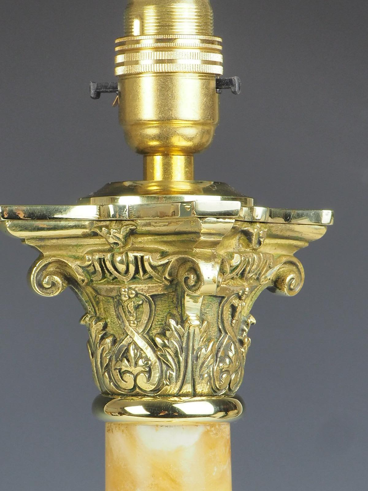 Lampe de table corinthienne ancienne en laiton et Oynx et laiton (estampillée) en vente 6