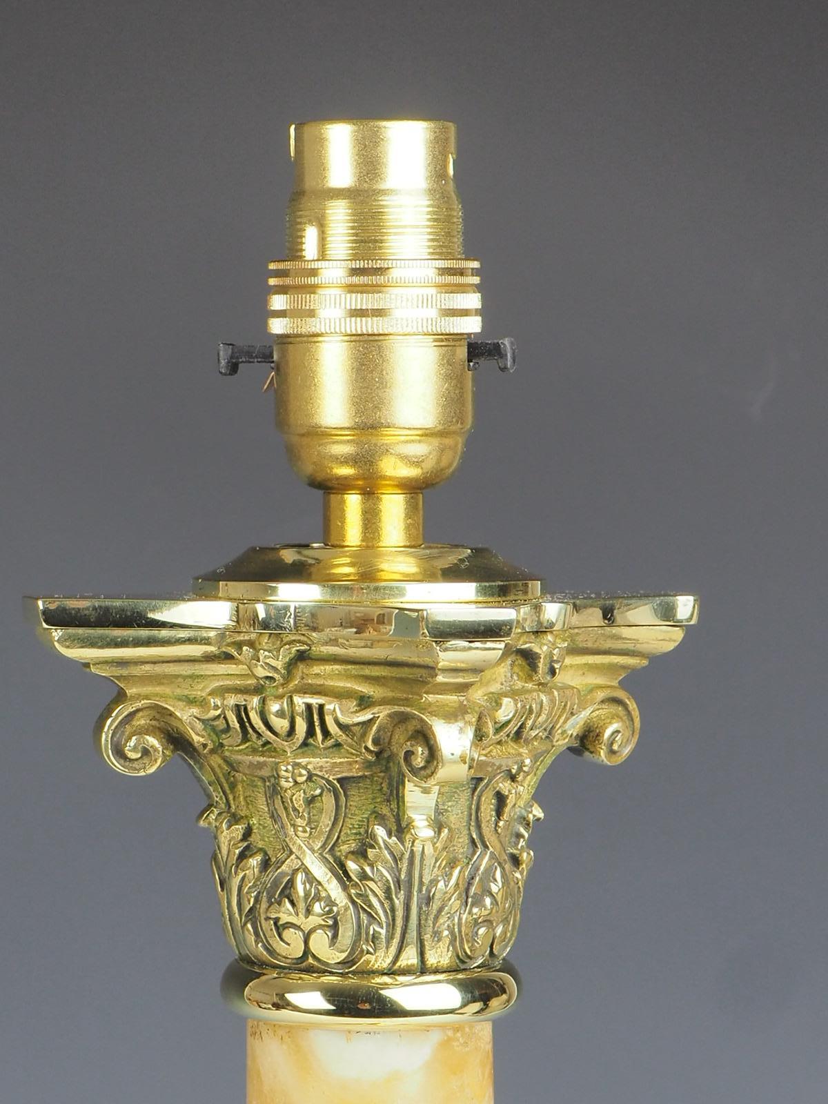 Lampe de table corinthienne ancienne en laiton et Oynx et laiton (estampillée) en vente 7