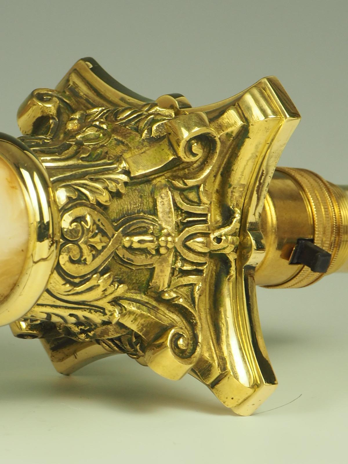 Lampe de table corinthienne ancienne en laiton et Oynx et laiton (estampillée) en vente 8
