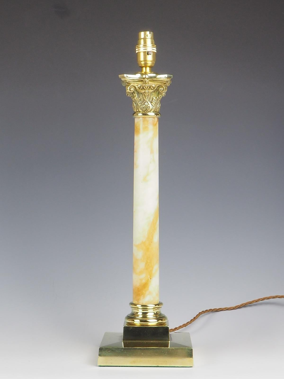 XIXe siècle Lampe de table corinthienne ancienne en laiton et Oynx et laiton (estampillée) en vente