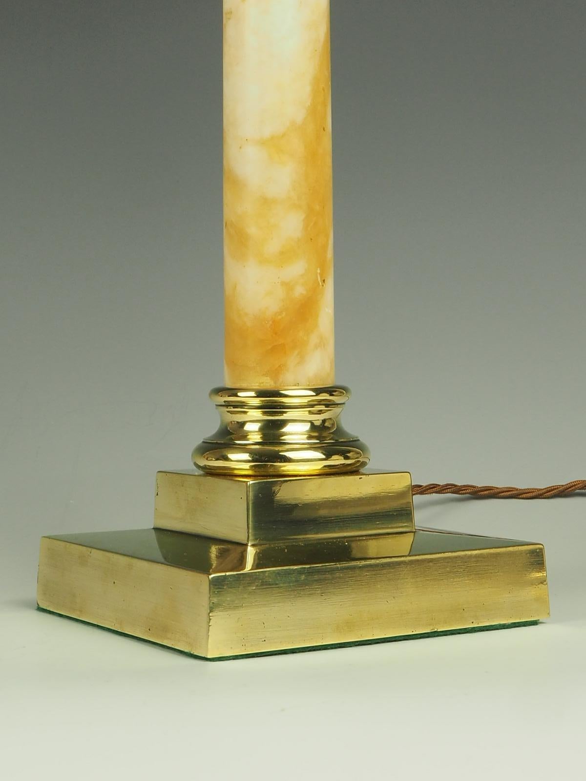 Lampe de table corinthienne ancienne en laiton et Oynx et laiton (estampillée) en vente 1