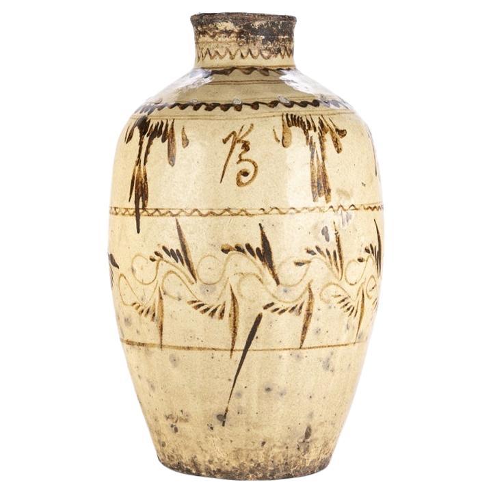 Vase ancien décoré de peinture et émaillé