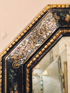 Achteckiger Spiegel mit Perlmutt-Akzenten:: antik bemalt und mit Facetten versehen