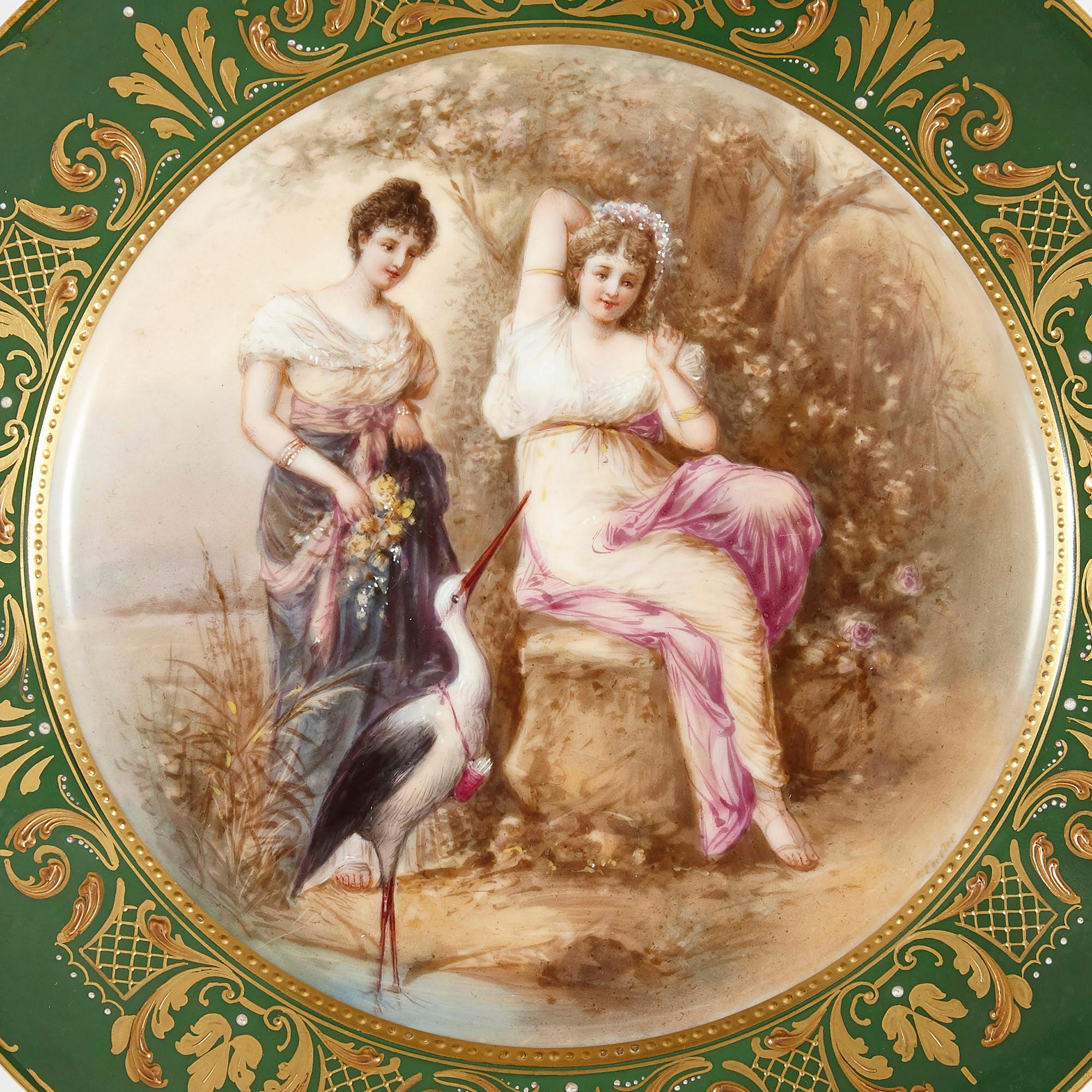 Ancienne assiette en porcelaine royale de Vienne peinte et dorée
Autrichien, fin du XIXe siècle
Dimensions : Hauteur 2,5 cm, diamètre 24 cm

De forme circulaire, cette fine assiette de cabinet est fabriquée en porcelaine royale de Vienne et