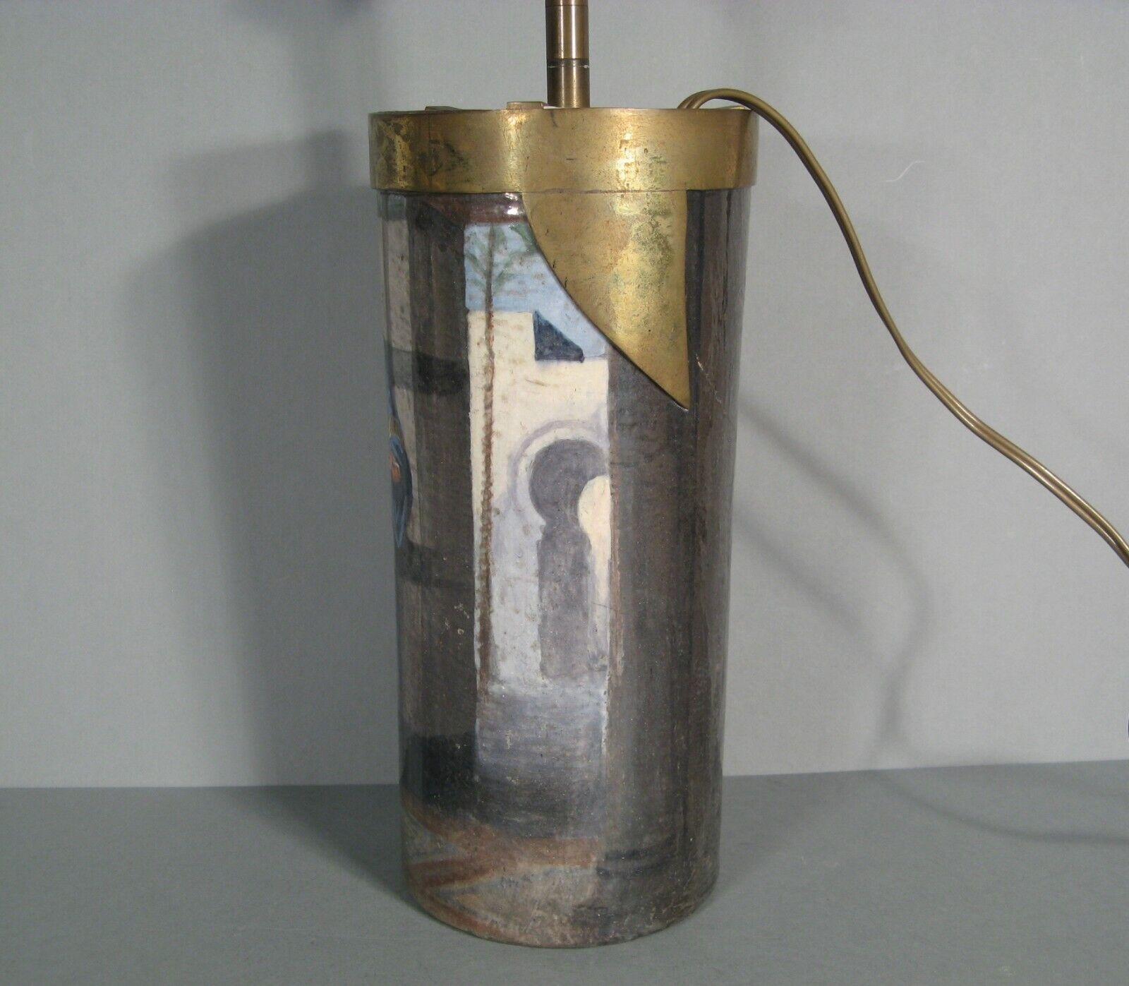 Français Lampe vase ancienne en céramique peinte et émaillée avec scène orientaliste - 1Y143