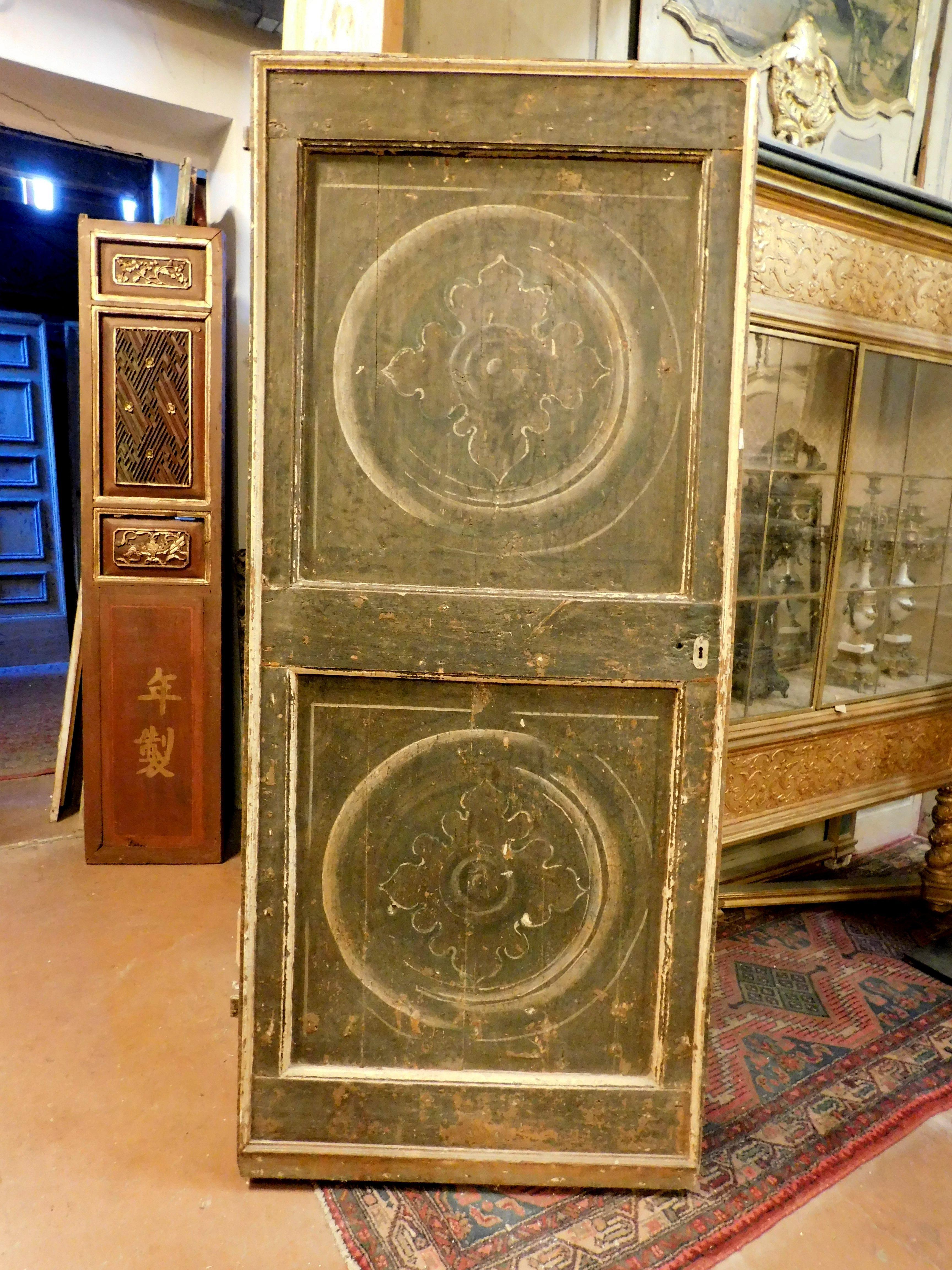 Ancient painted and lacquered single door, lacquered with black and white tones and central painting, without frame but with rebate, therefore possible with wall mounting, 18th century Italy.
maximum dimensions cm W 88 x H 203, light measurement