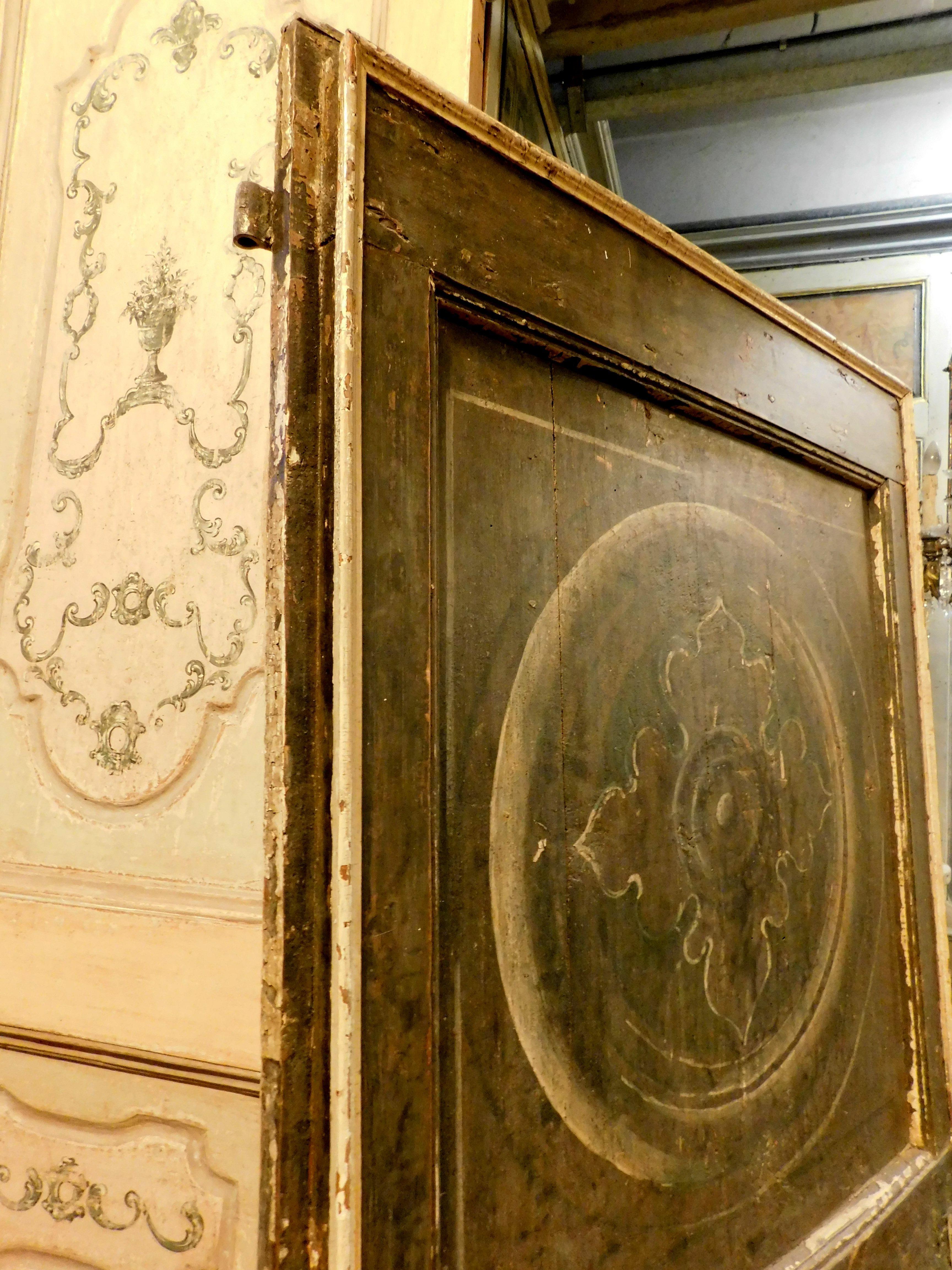 Antique Painted and Lacquered Single Door, 18th Century, Italy In Good Condition For Sale In Cuneo, Italy (CN)