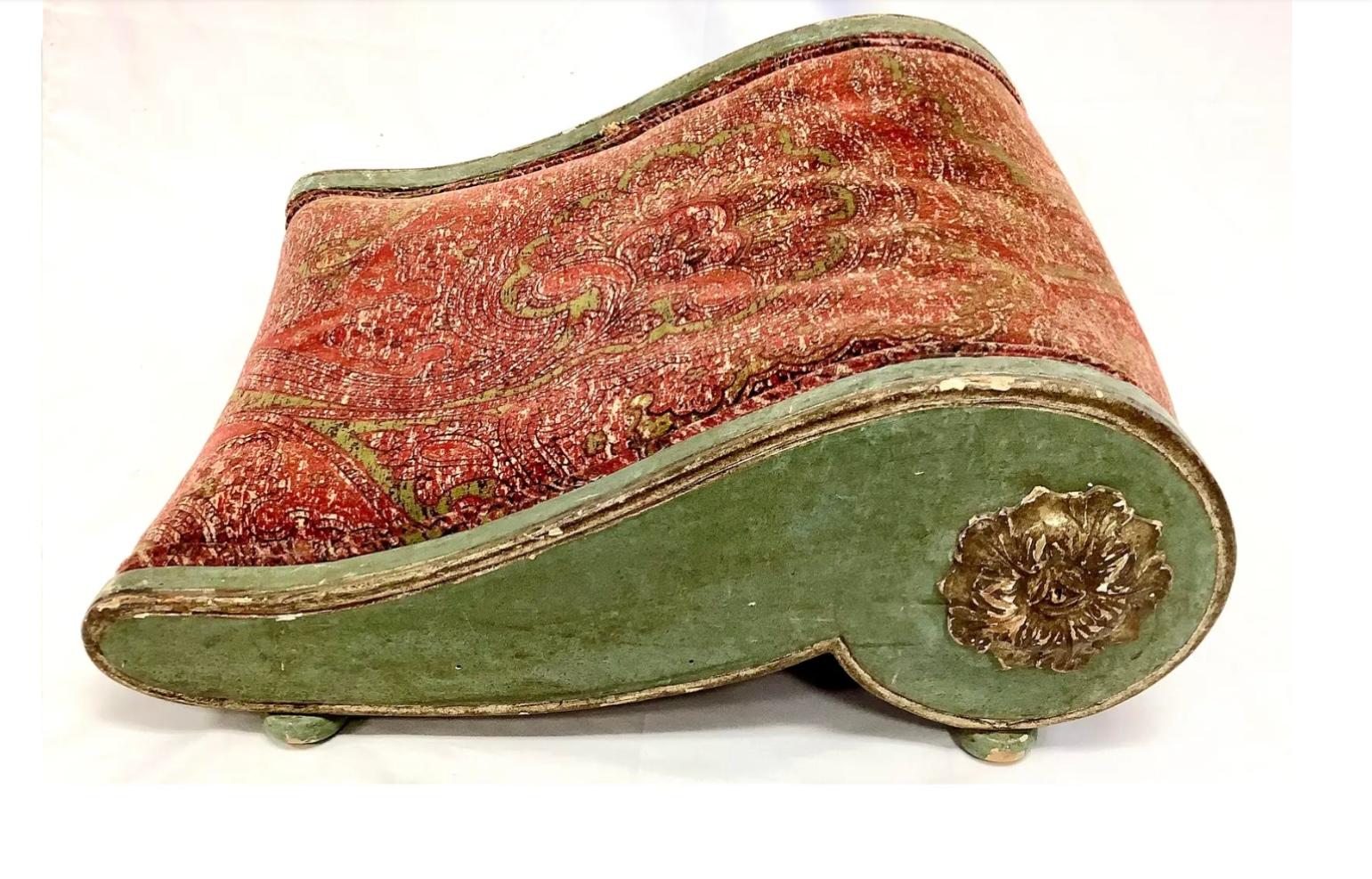 Antiker bemalter und gepolsterter französischer Fußschemel, damals als Gichtschemel bekannt. Handgeschnitztes Rankenwerk mit Vergoldung.
