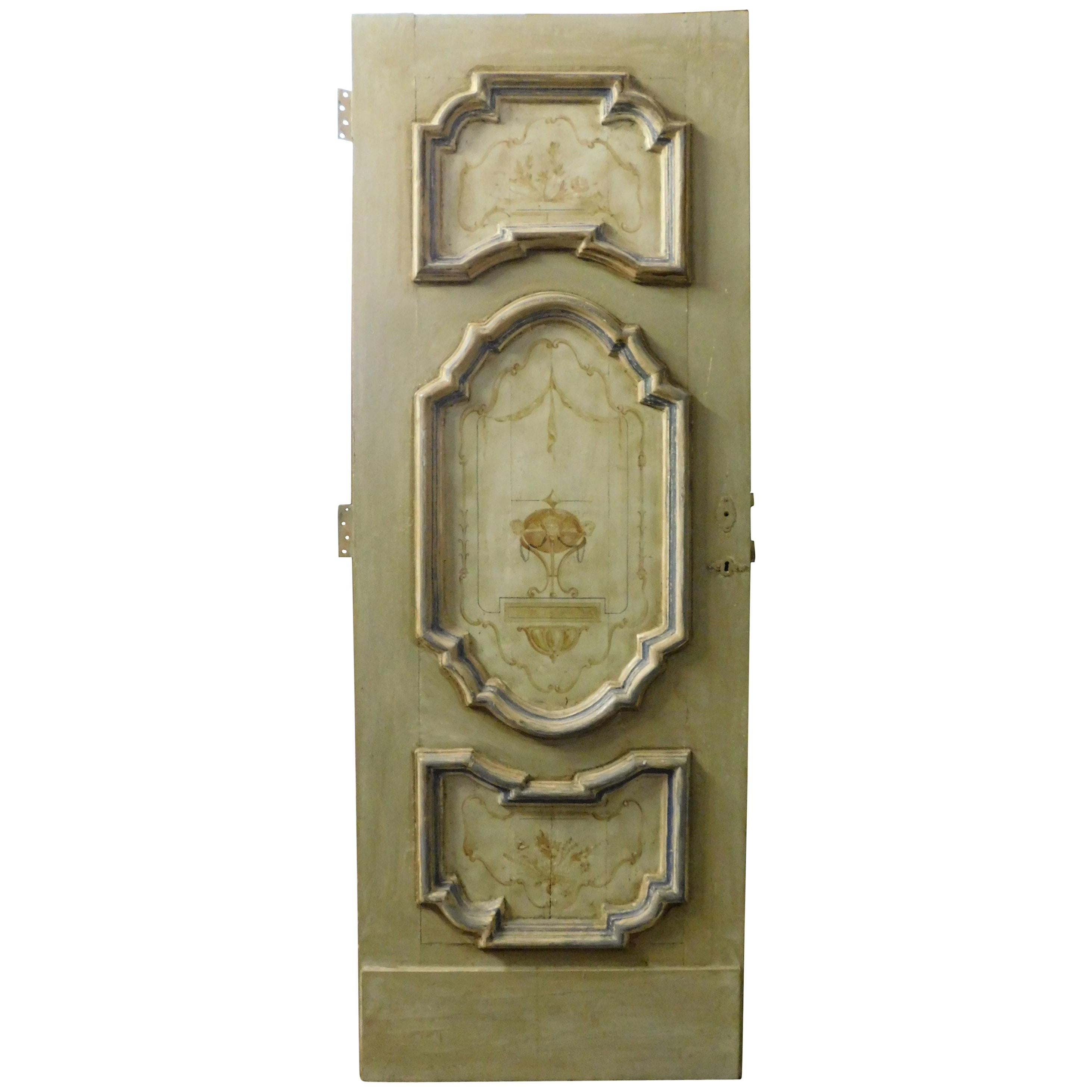 Ancient Baroque door painted in the center, lacquered with three panels in gray, yellow and blue colors, produced in the 18th century in Italy.
Door without frame, to be used or used as a panel, white grey lacquered back, suitable for imaginative