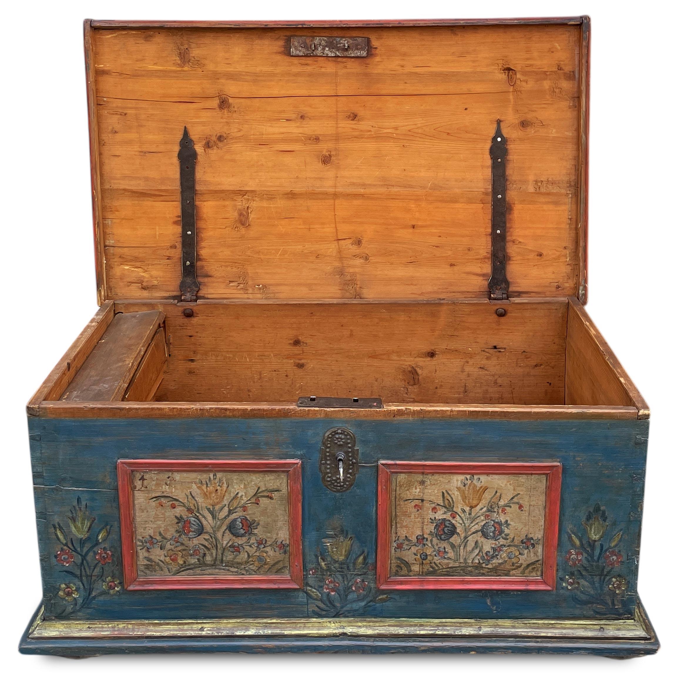 Antique Painted Blanket Chest Otro en venta