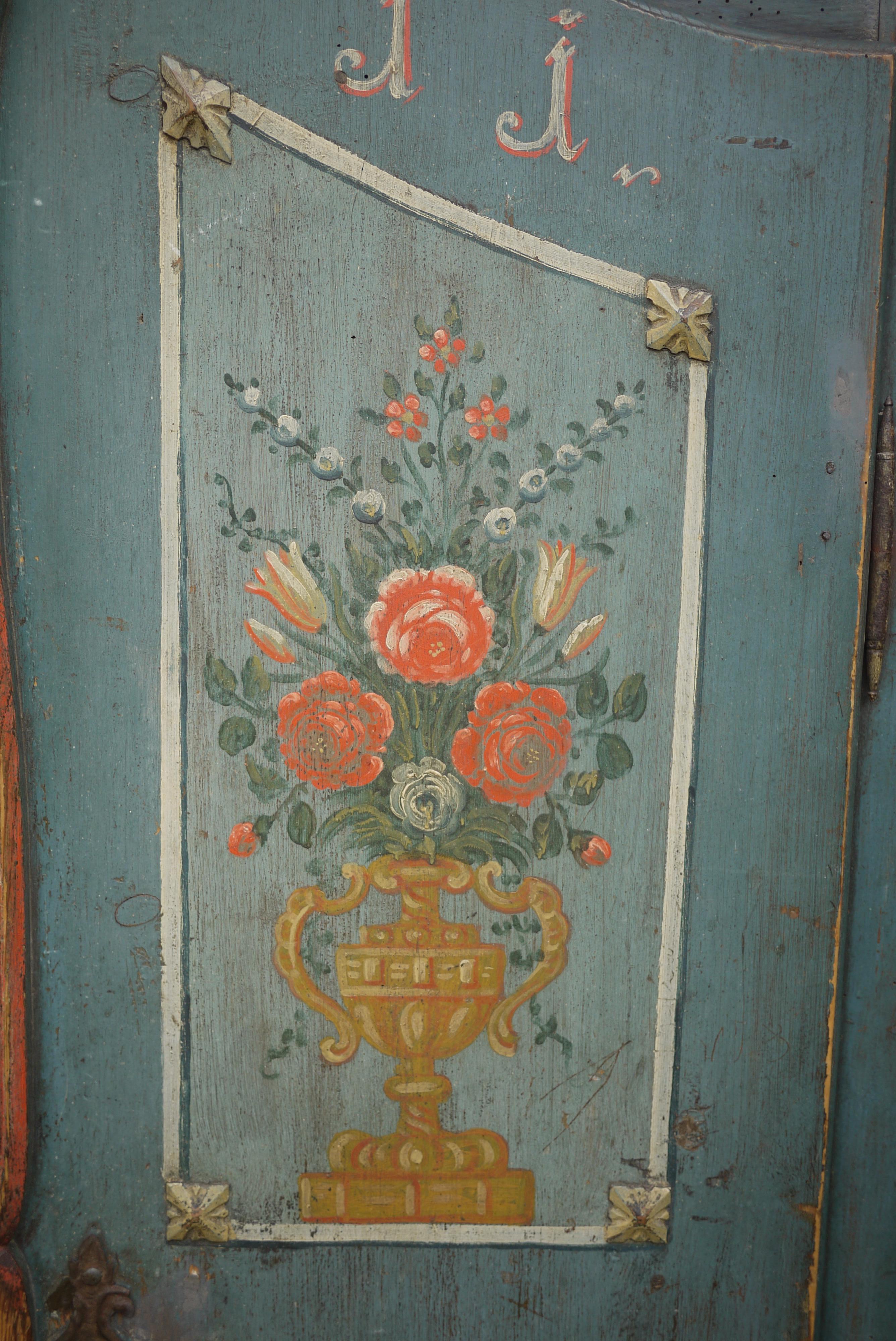 19th Century Curly Shaped Blu Floral Painted Italian Wardrobe, 1811 In Good Condition In Albignasego, IT