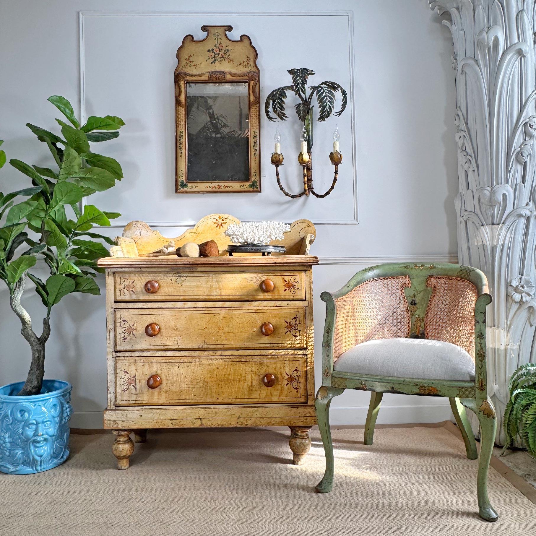 Une impressionnante et magnifique commode victorienne en pin peint vers 1850, comprenant une galerie en forme avec des extrémités en volutes, décorée à la main avec un travail au trait, un motif de faux bois, sur des pieds en chignon fuselés, trois