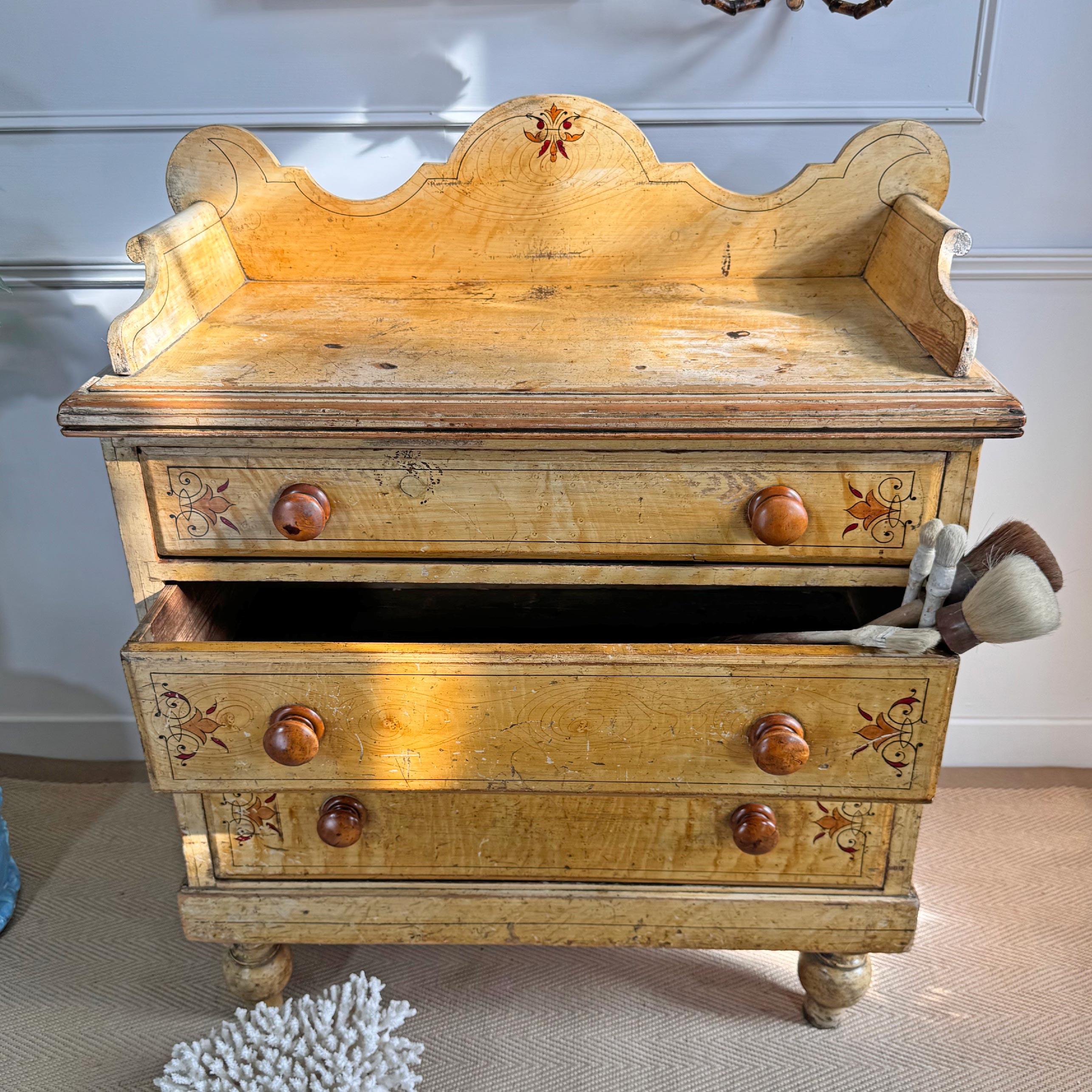 Début de l'époque victorienne Ancienne commode peinte Circa 1850 en vente